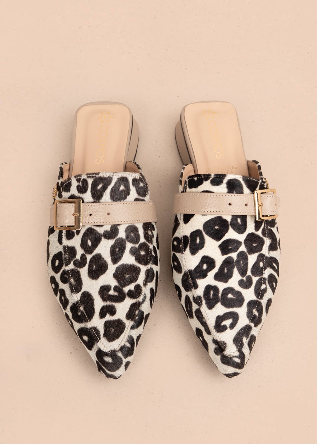 Zueco en cuero color animal print con hebilla decorativa 106053