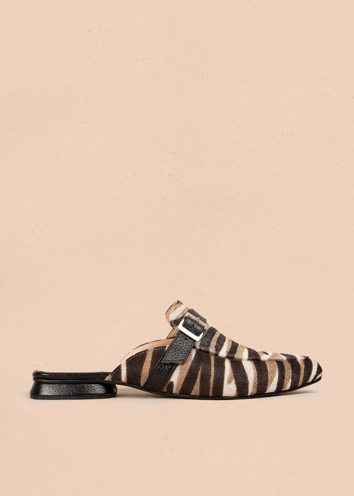 Zueco en cuero color negro con hebilla decorativa 106053