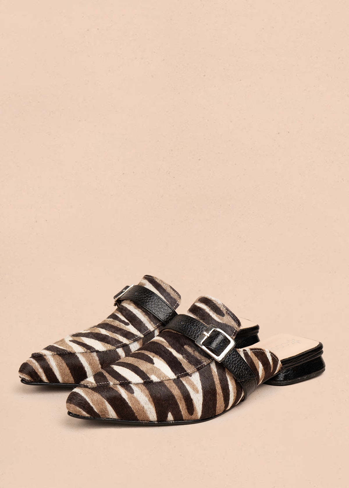 Zueco en cuero color negro con hebilla decorativa 106053