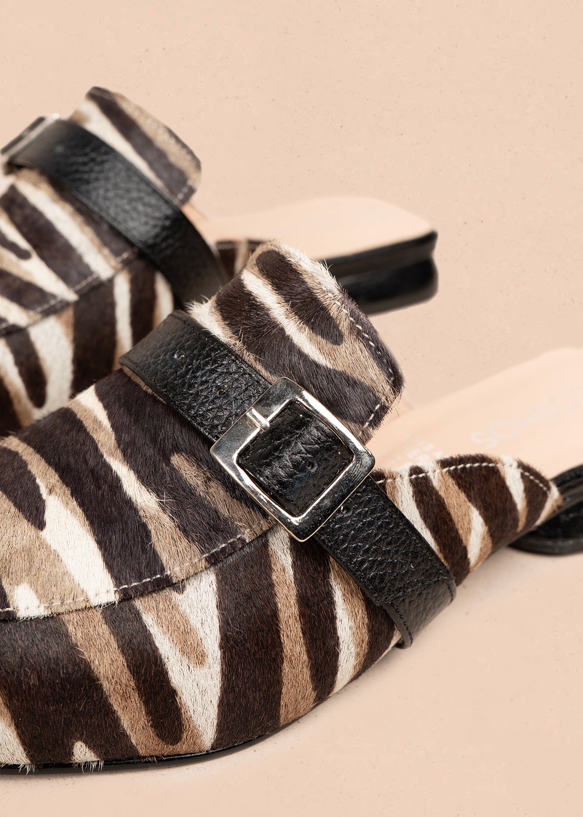 Zueco en cuero color negro con hebilla decorativa 106053