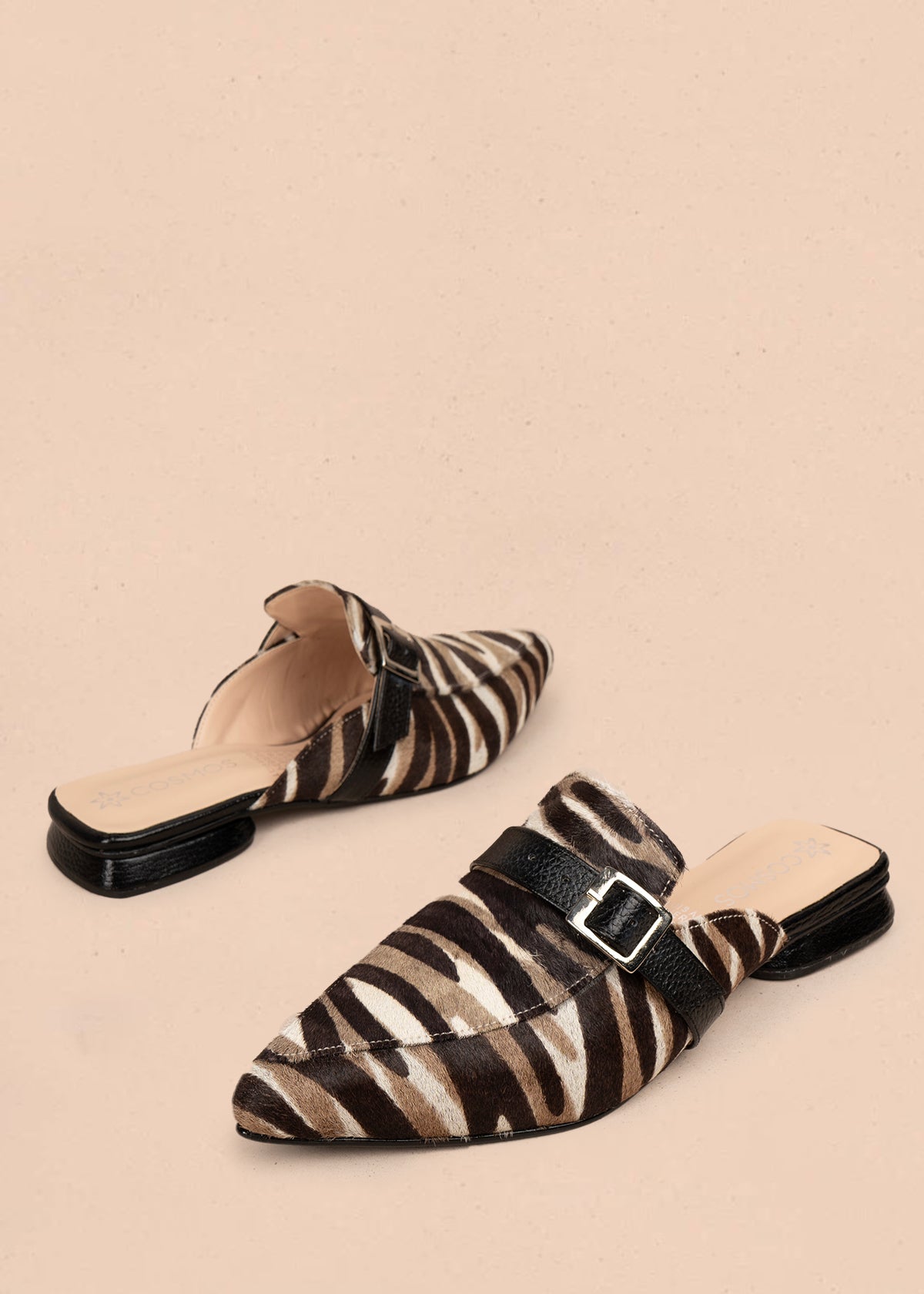 Zueco en cuero color negro con hebilla decorativa 106053