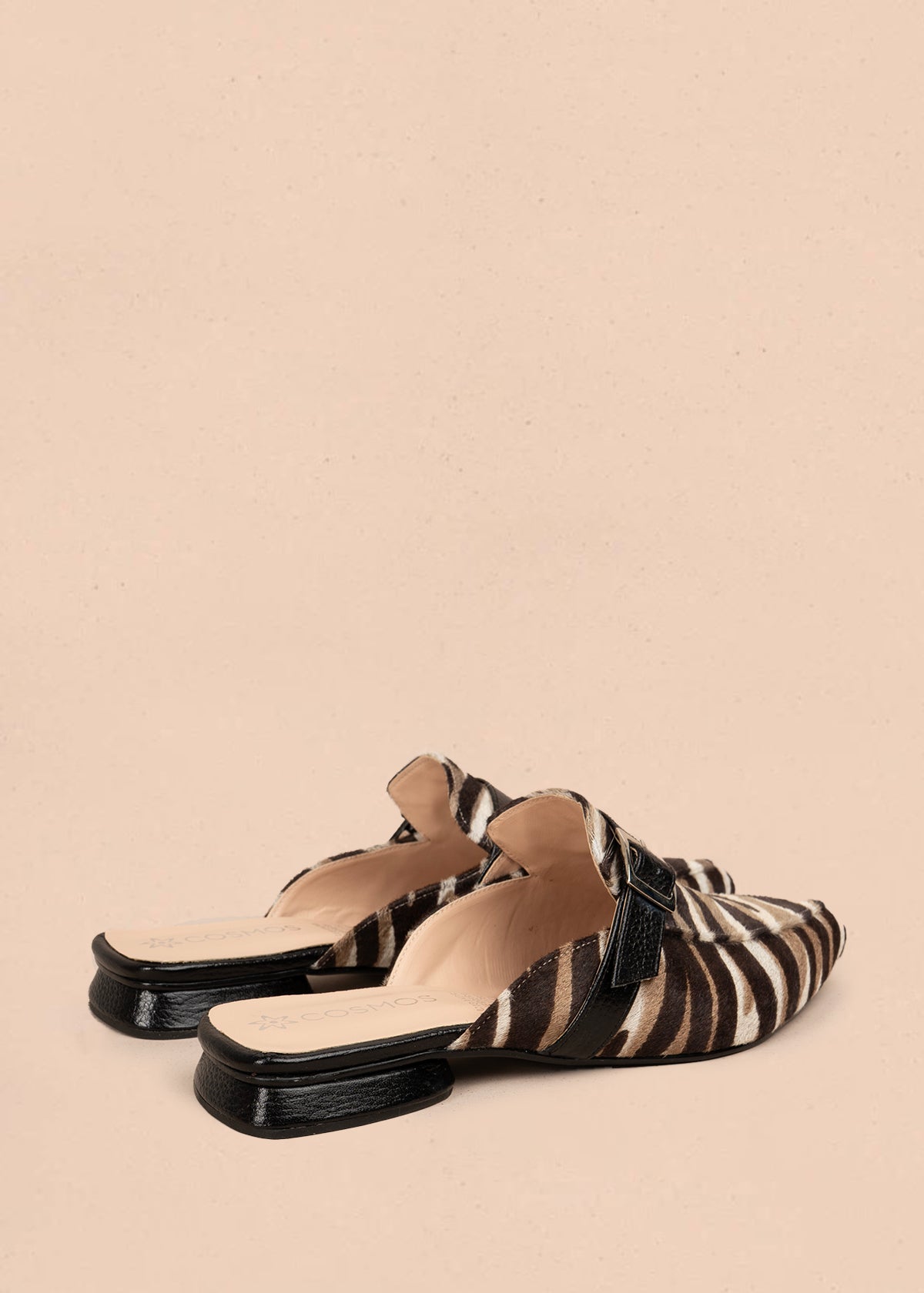 Zueco en cuero color negro con hebilla decorativa 106053