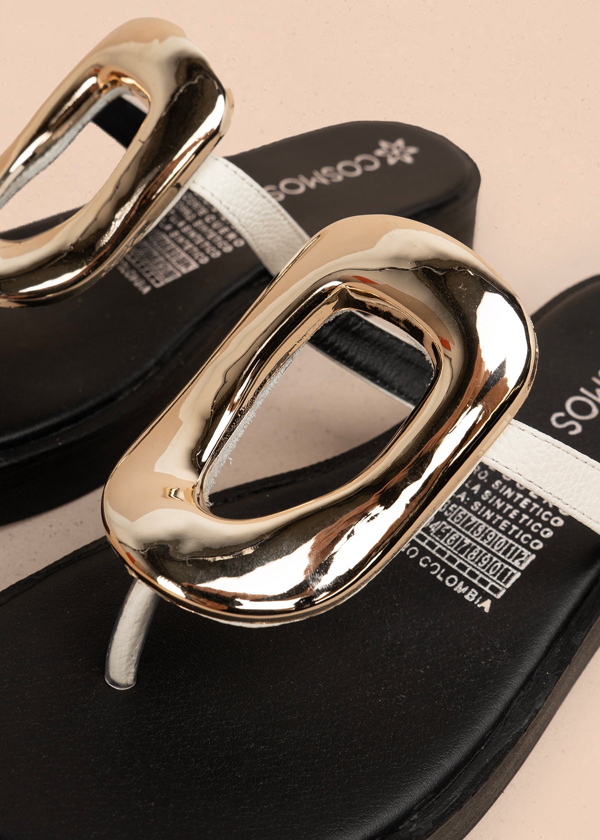 Sandalia en cuero color talco con aplique dorado 106054