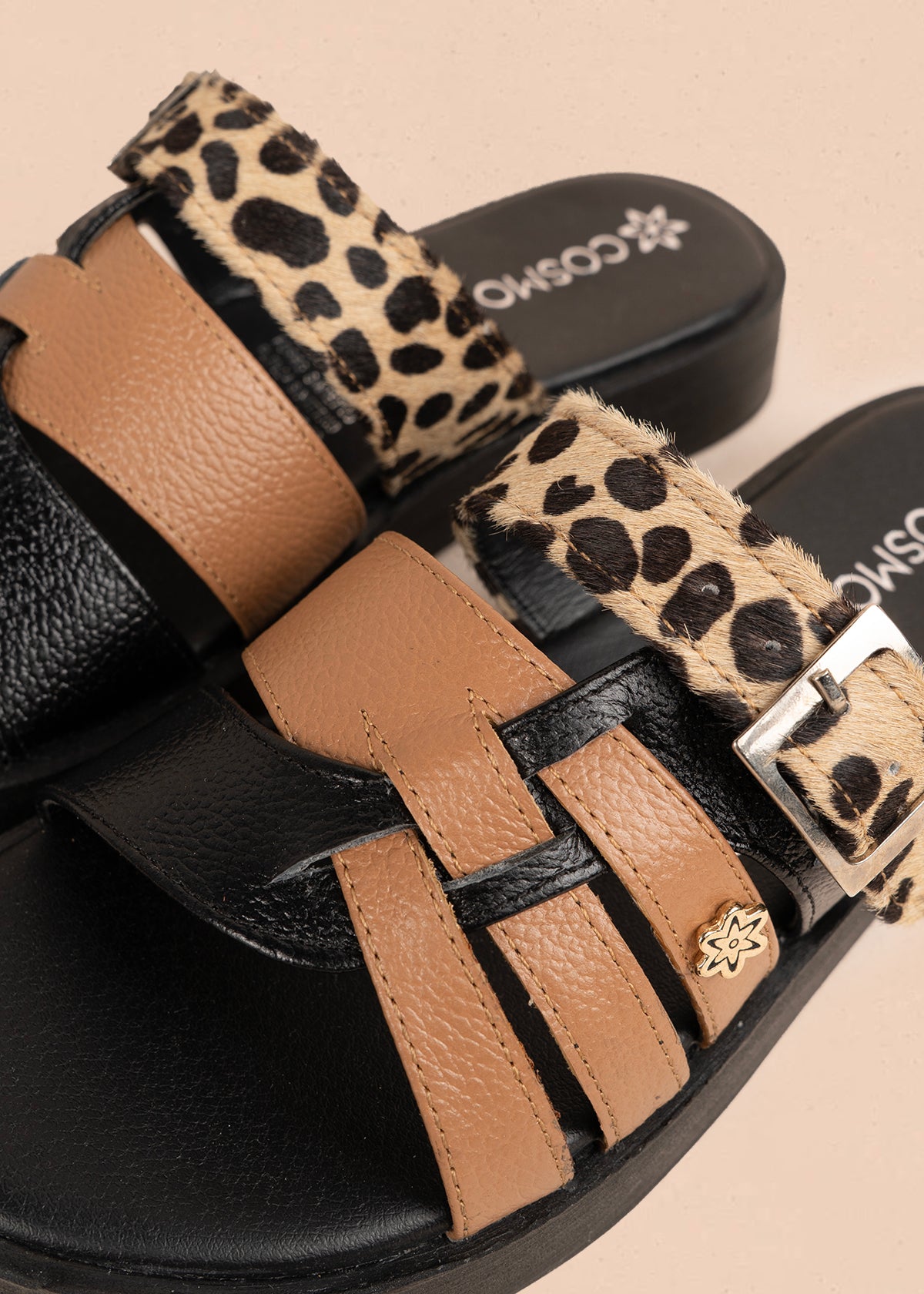 Sandalia plana en cuero color negro con tiras combinadas café y animal print 106055
