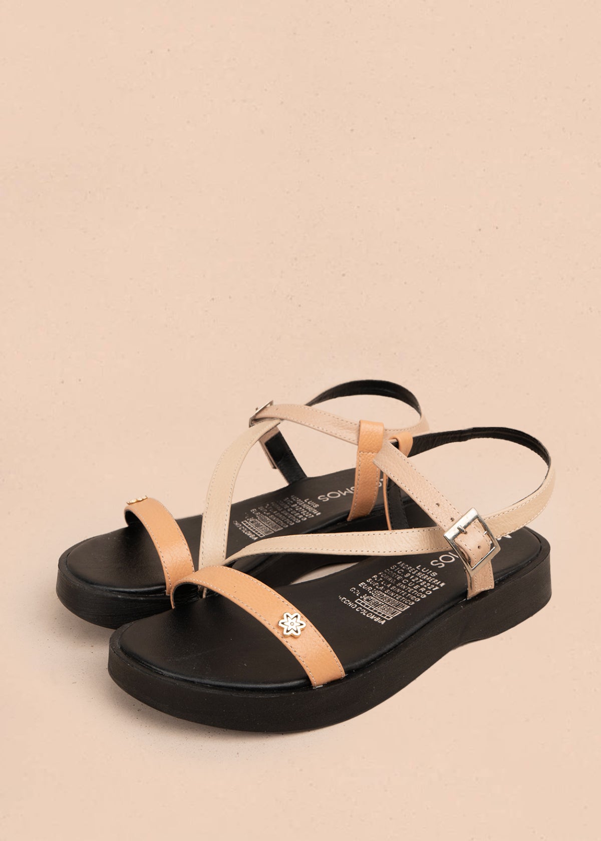 Sandalia plana en cuero color camel con correas cruzadas 106056