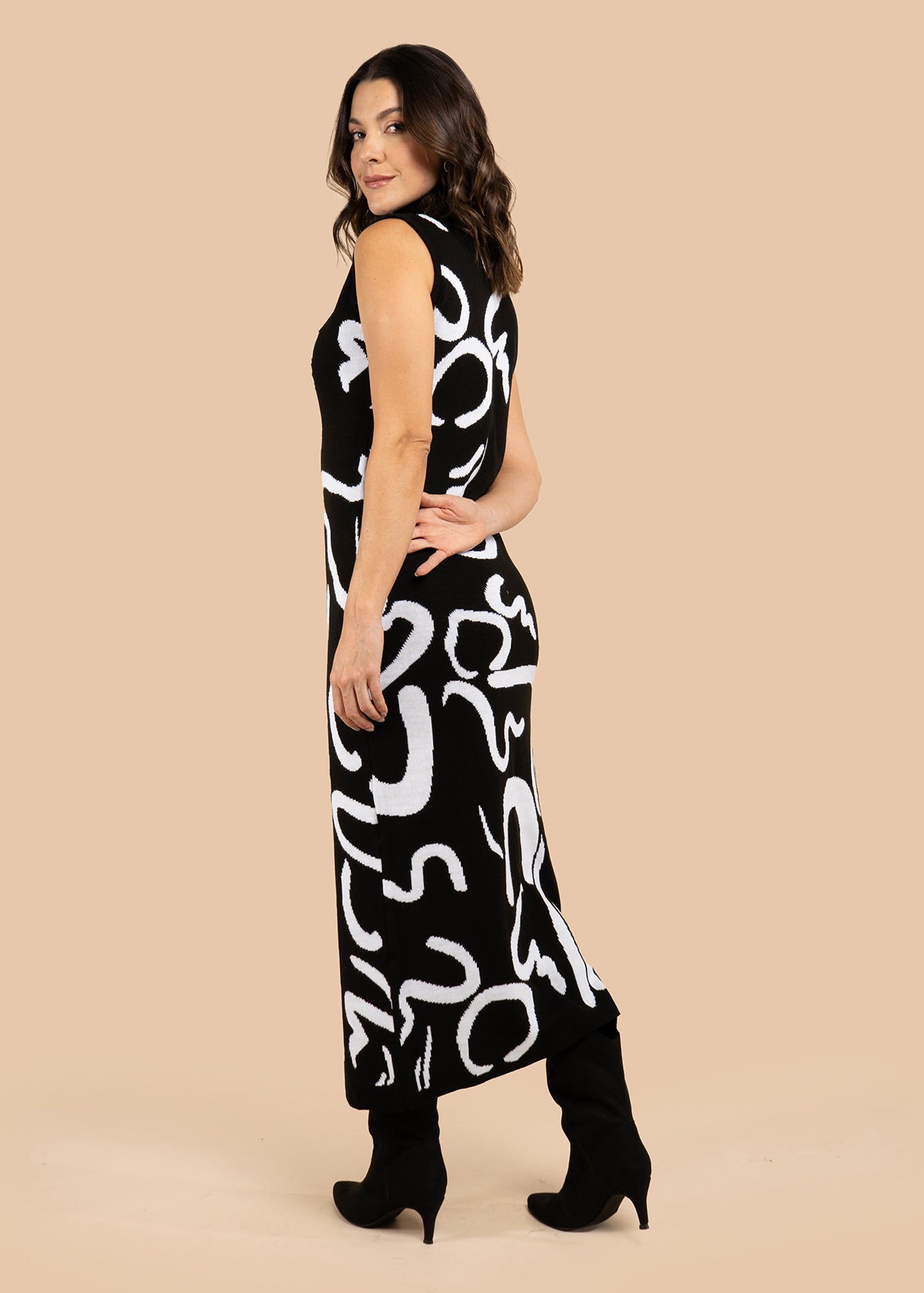Vestido largo color negro con estampado abstracto 106057