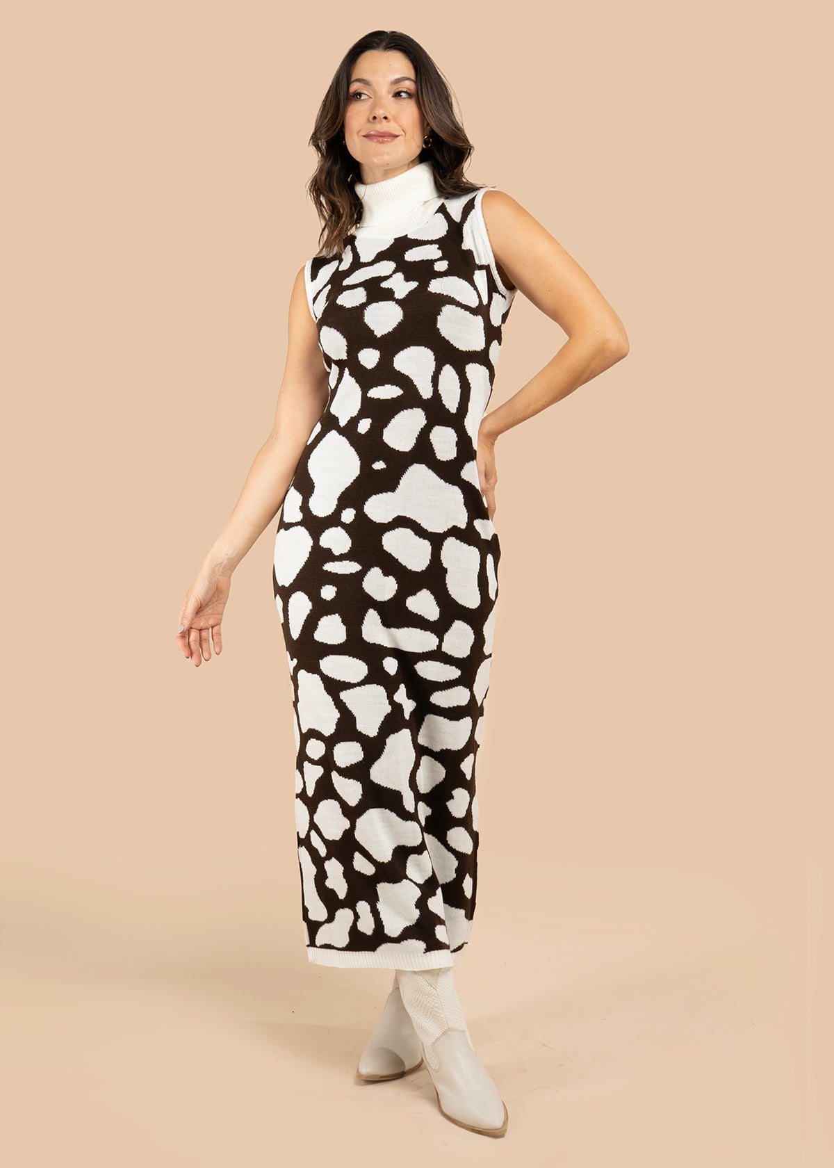 Vestido largo color café con tejido de manchas 106058