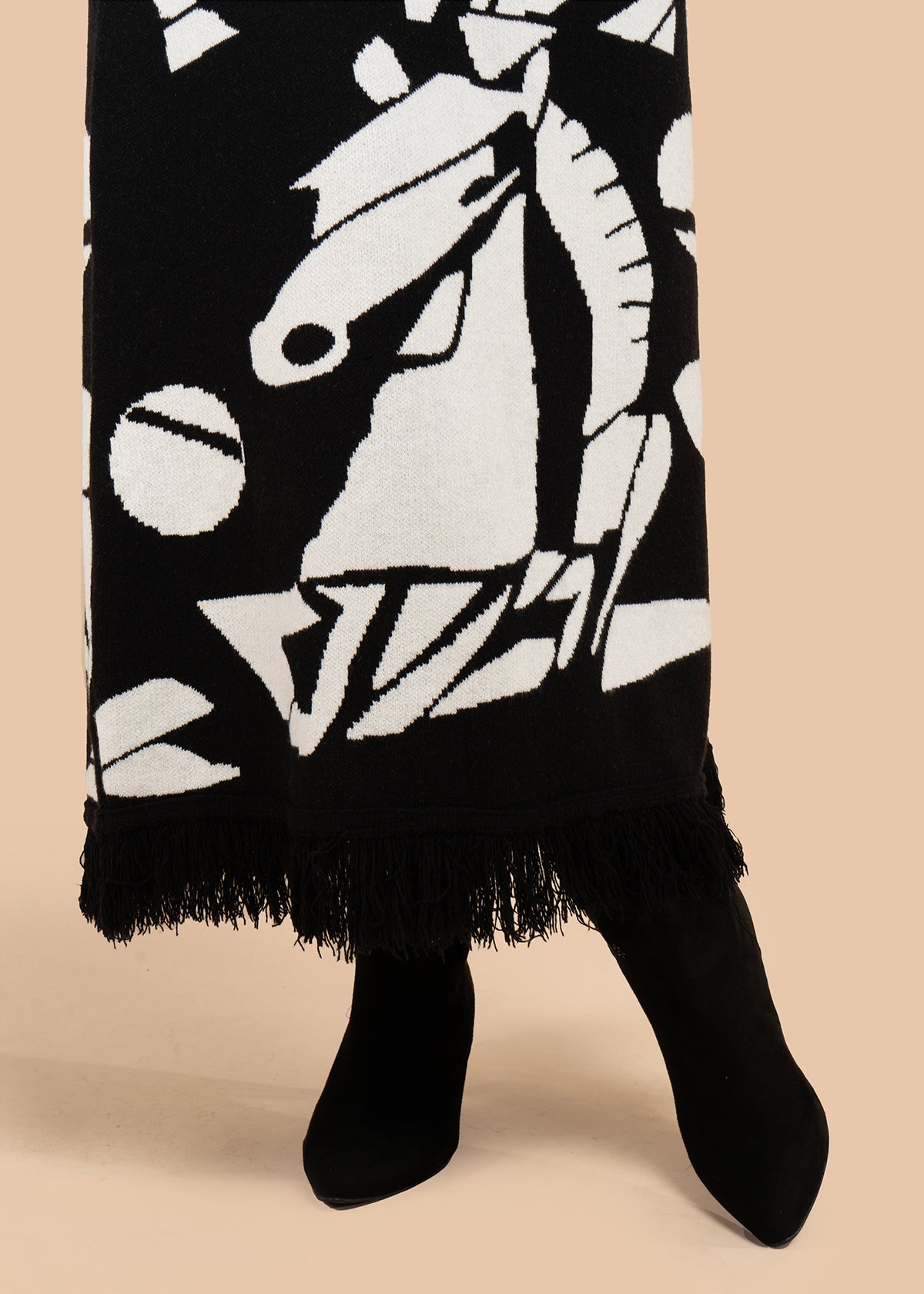 Falda larga color negro con estampado de caballo 106059