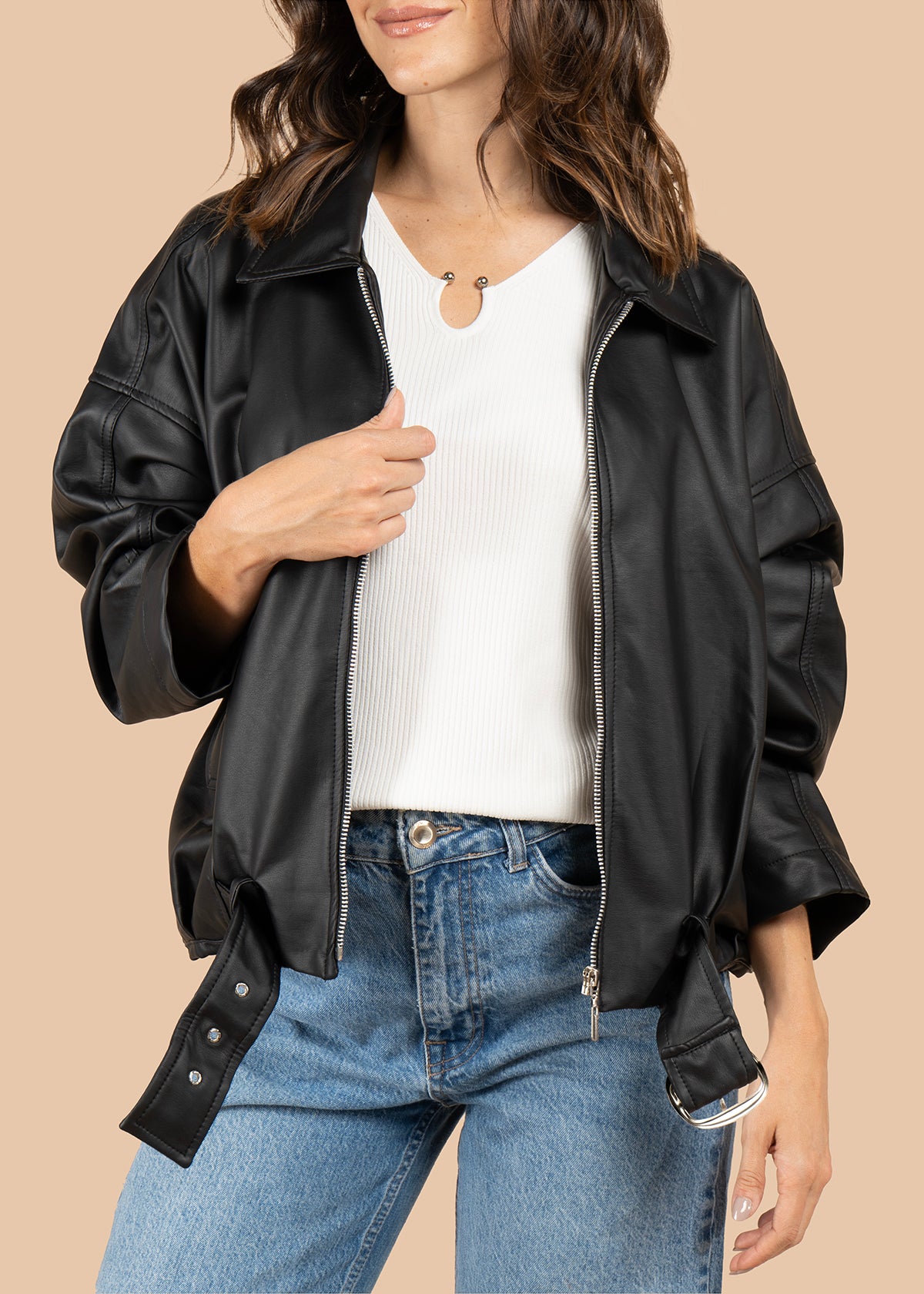 Chaqueta color negro con cremallera frontal y cinturón 106062