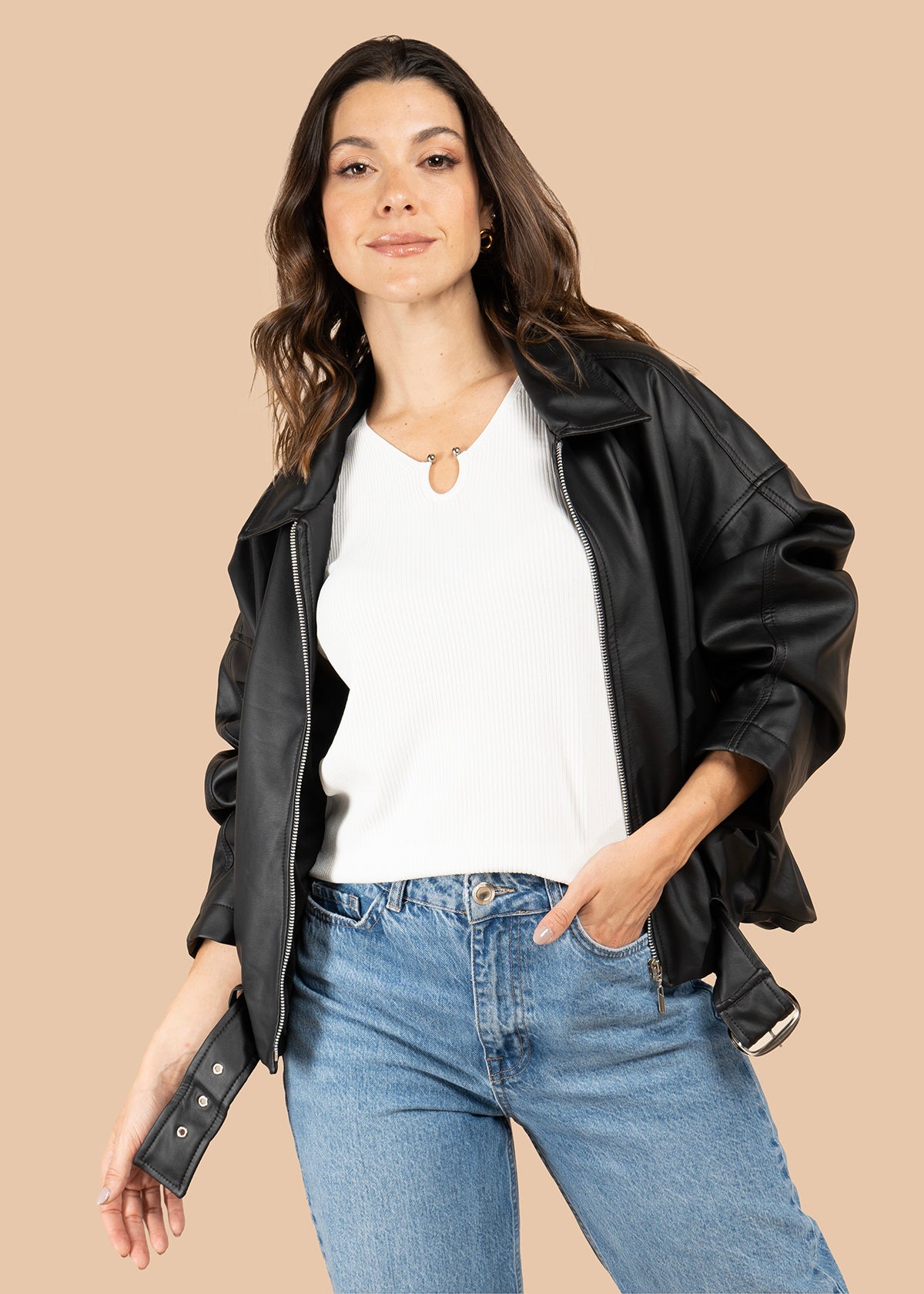 Chaqueta color negro con cremallera frontal y cinturón 106062