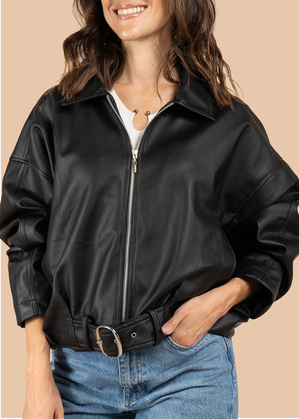Chaqueta color negro con cremallera frontal y cinturón 106062