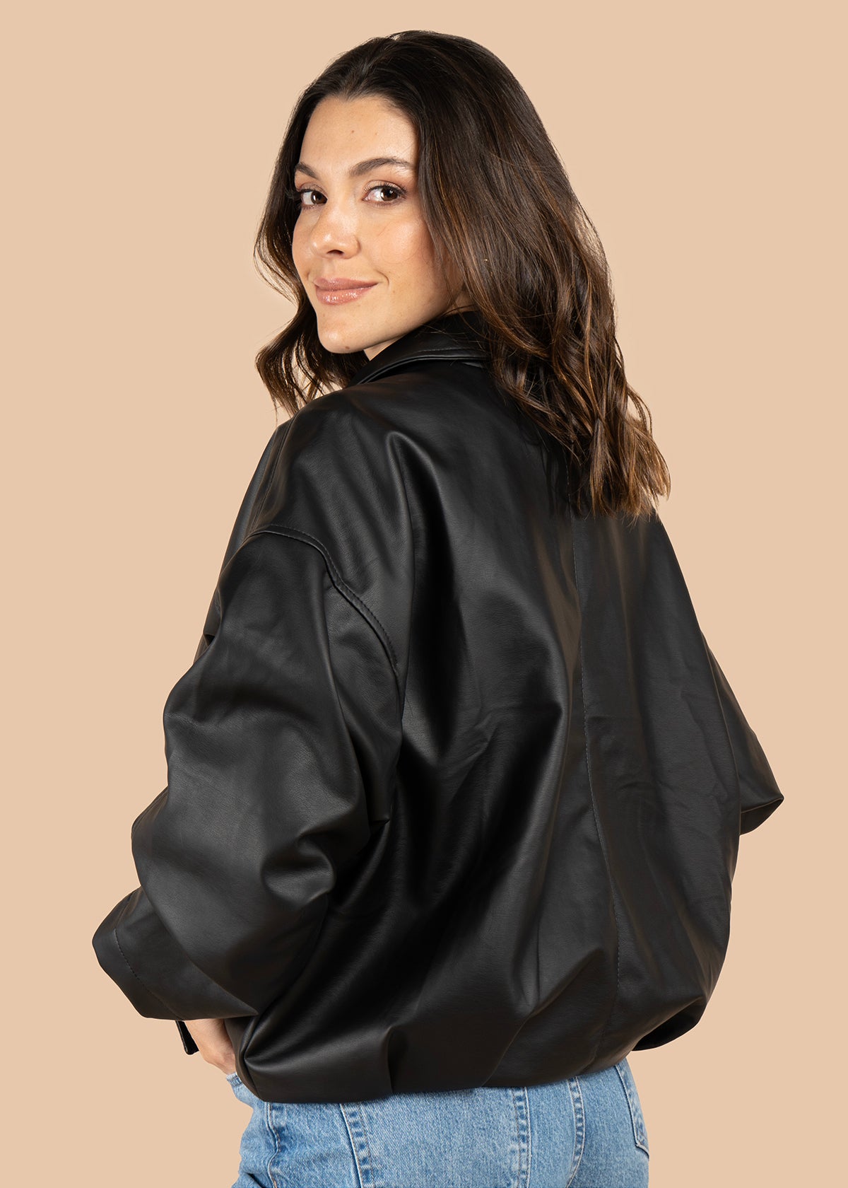 Chaqueta color negro con cremallera frontal y cinturón 106062