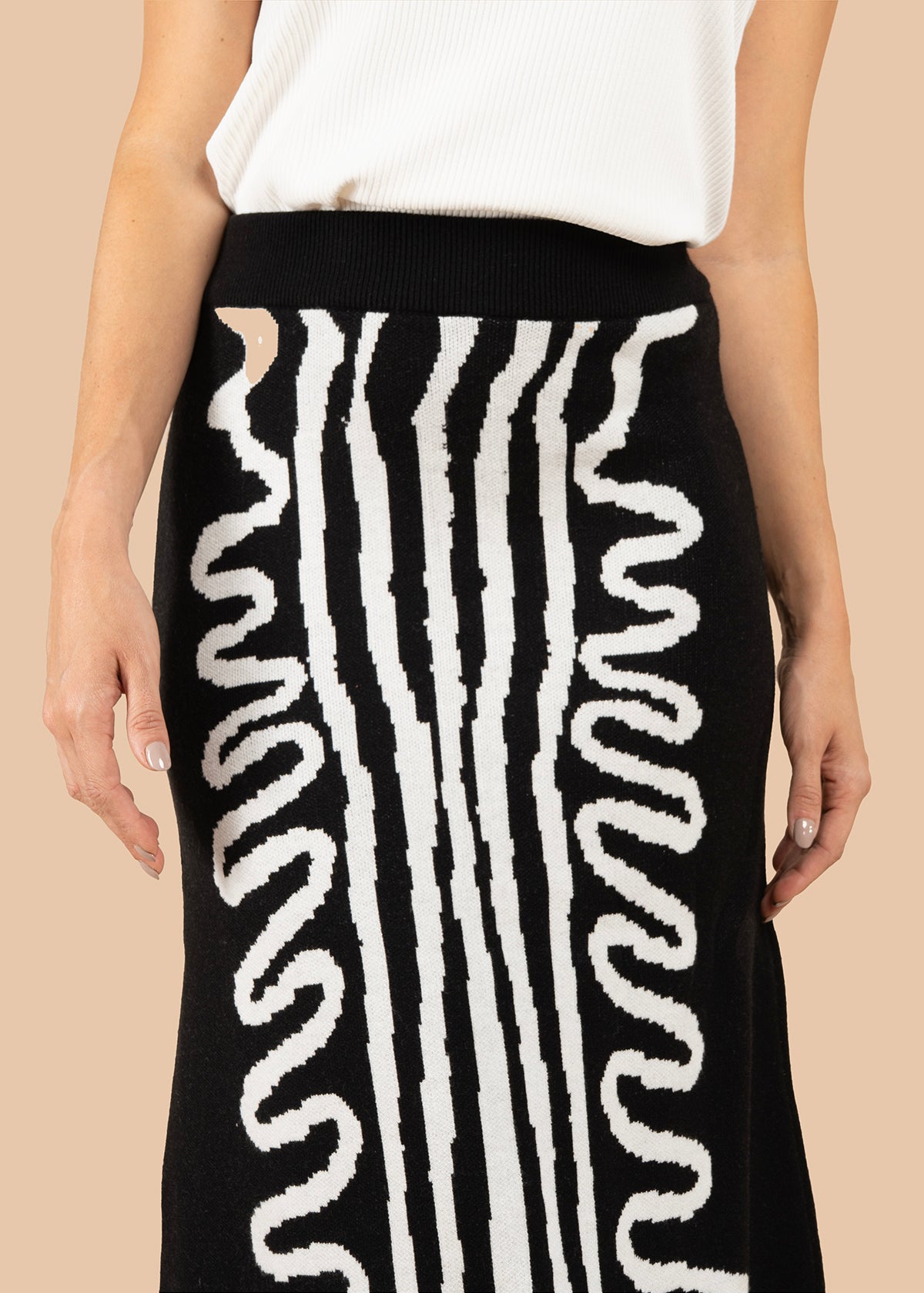 Falda color negro con estampado y flecos 106064