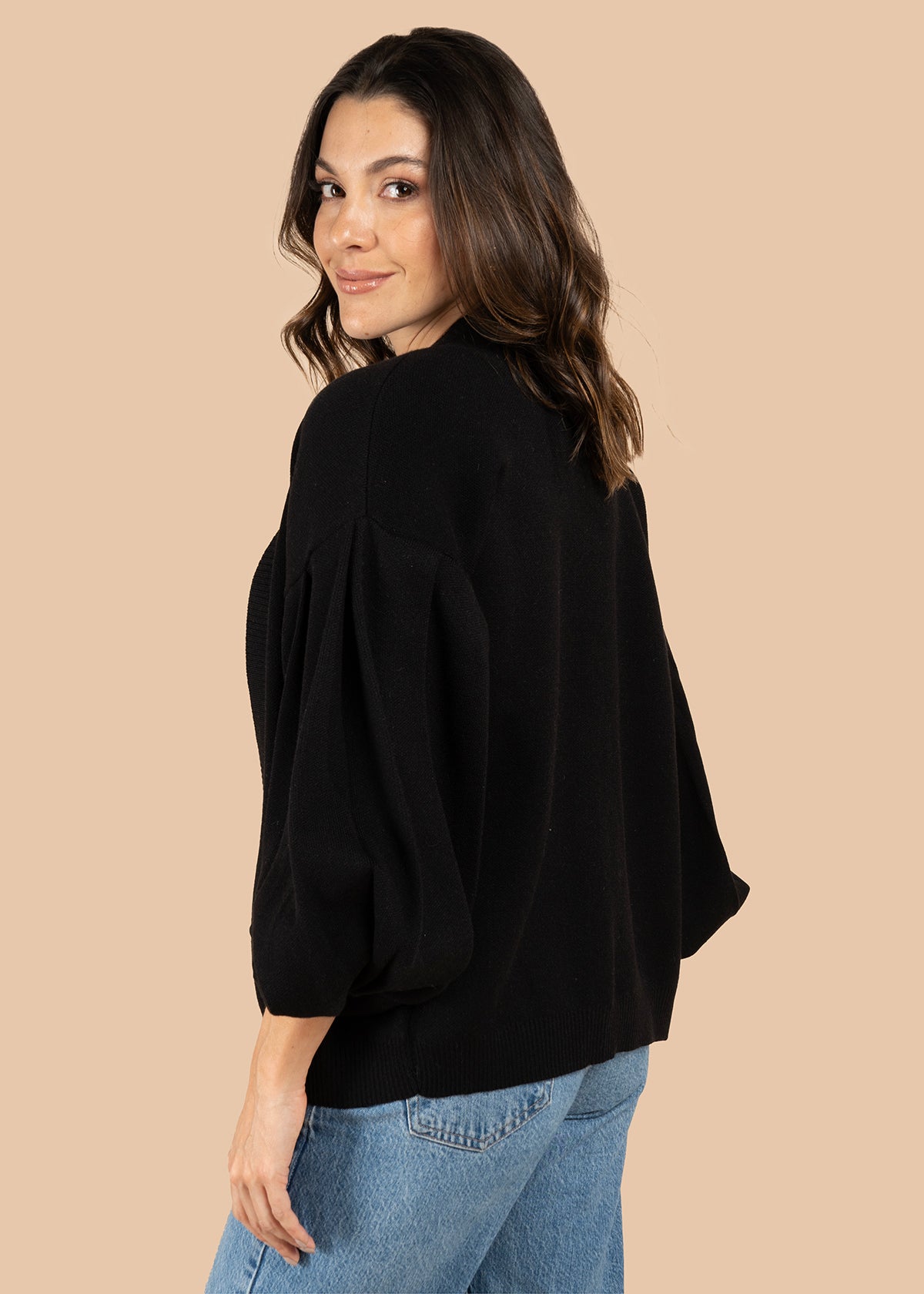 Saco color negro con mangas globo 106066