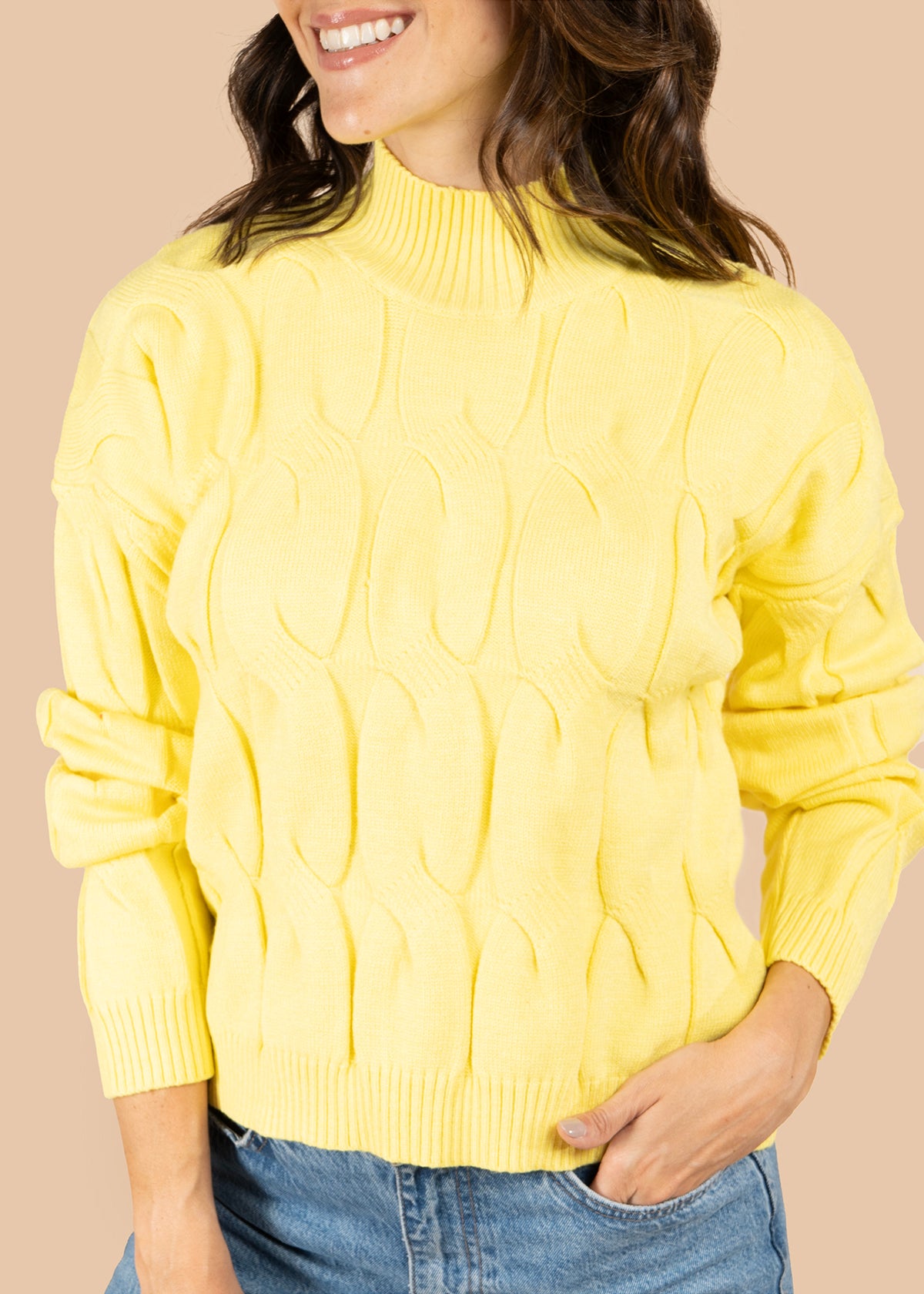 Buzo color amarillo con tejido trenzado 106068