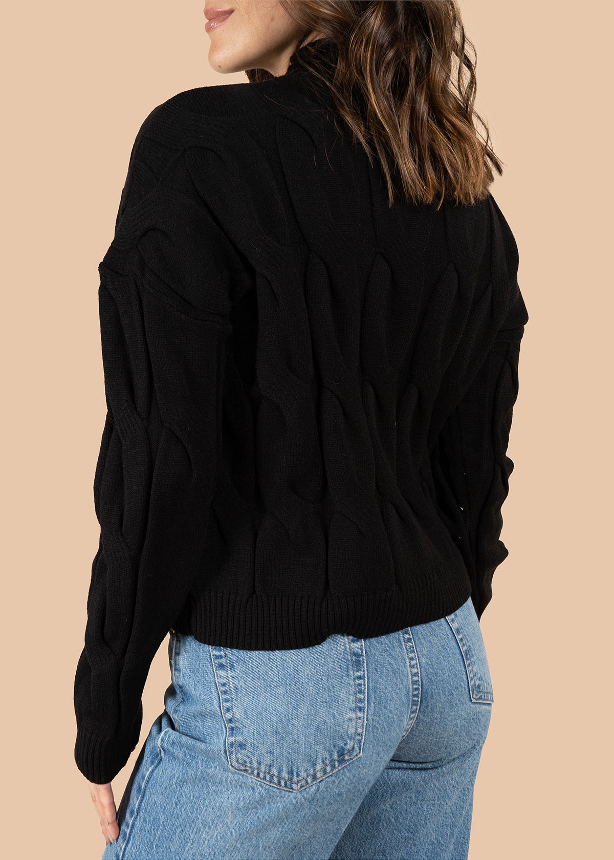 Buzo color negro con tejido trenzado 106068