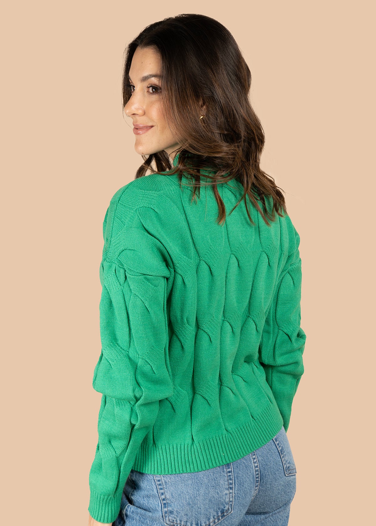 Buzo color verde con tejido trenzado 106068