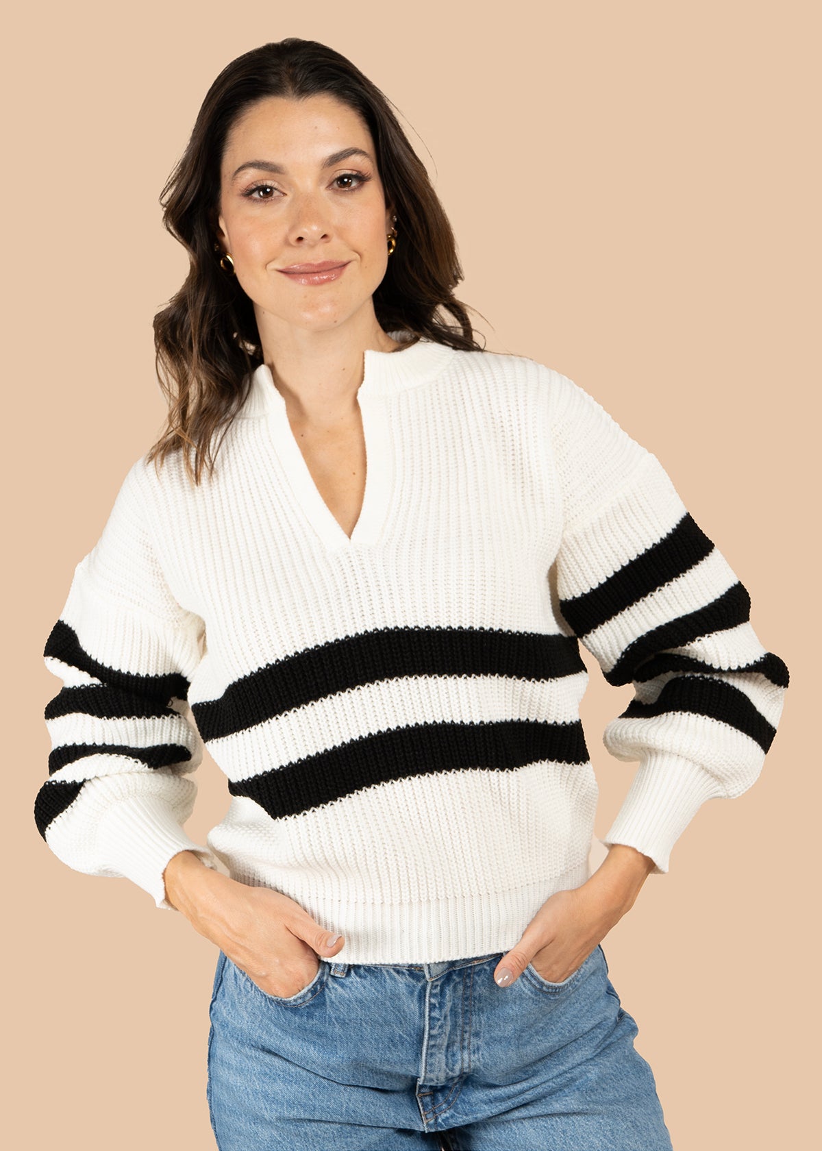Buzo color beige con rayas negras 106071