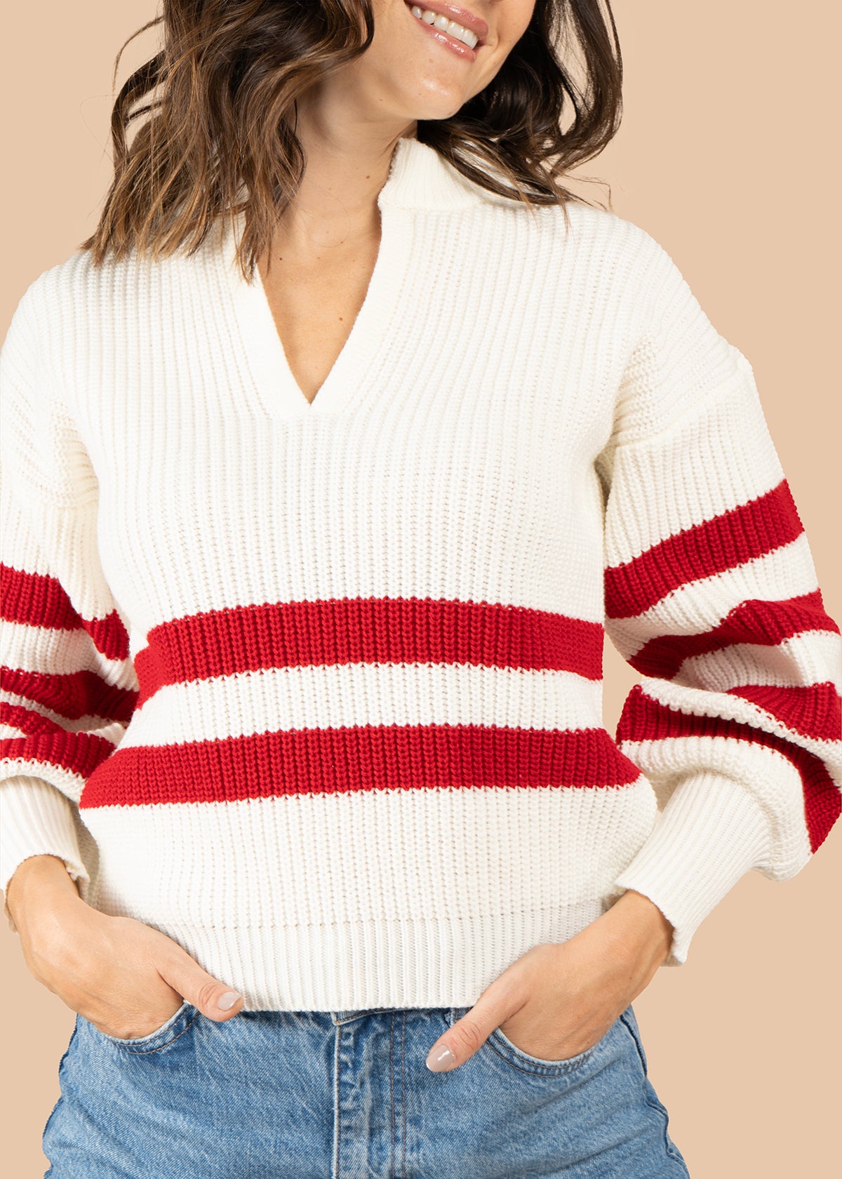 Buzo color blanco con rayas rojas 106071