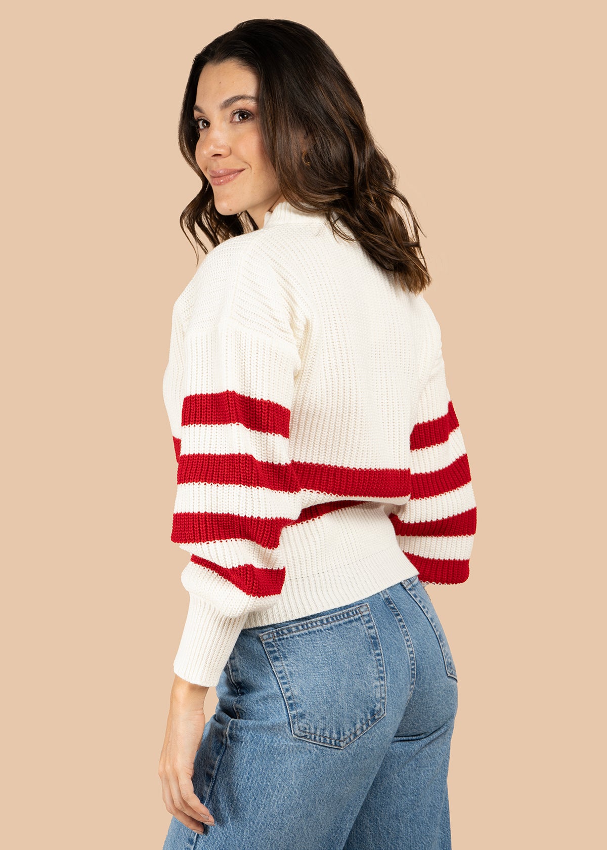 Buzo color blanco con rayas rojas 106071