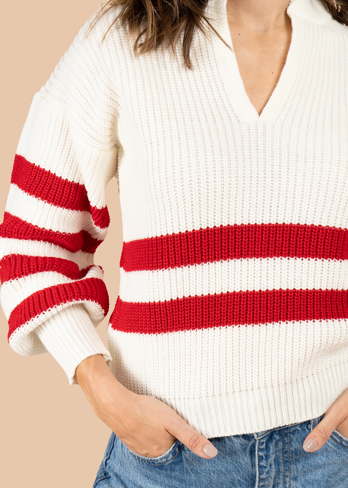 Buzo color blanco con rayas rojas 106071