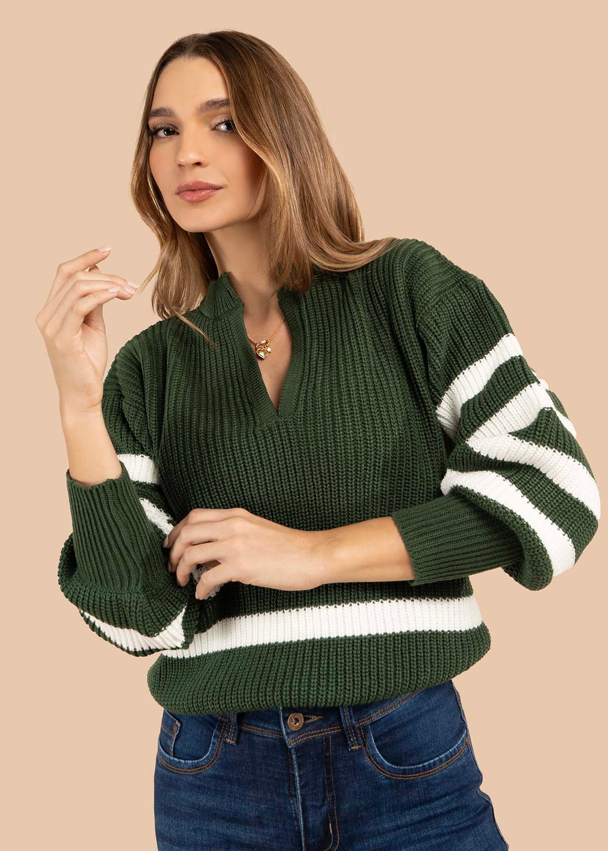Buzo color verde olivo con rayas blancas 106071