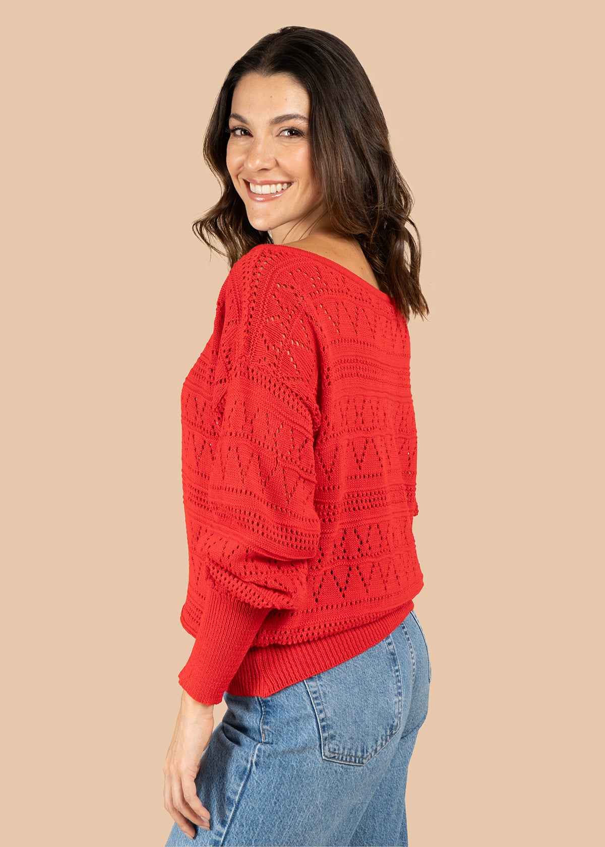 Buzo tejido color rojo con diseño calado 106073