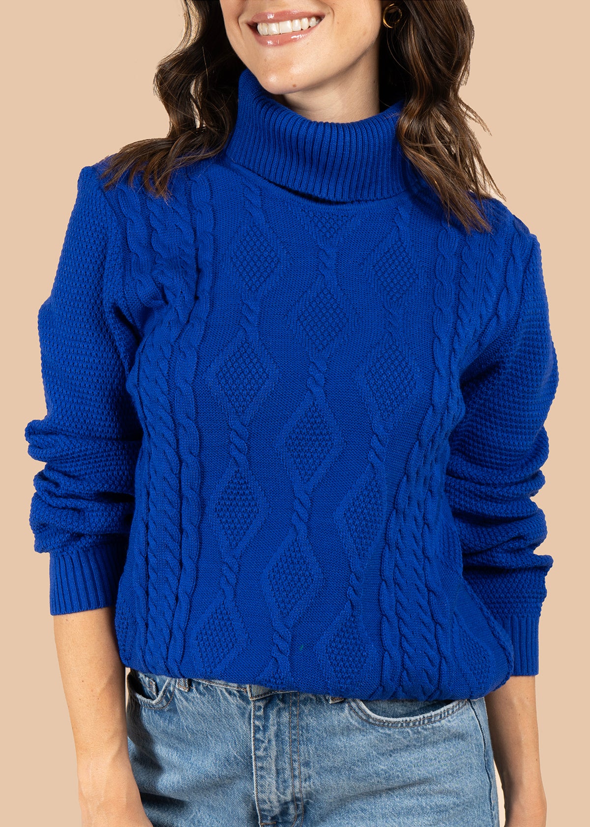 Buzo color beige con tejido trenzado y cuello alto 106074