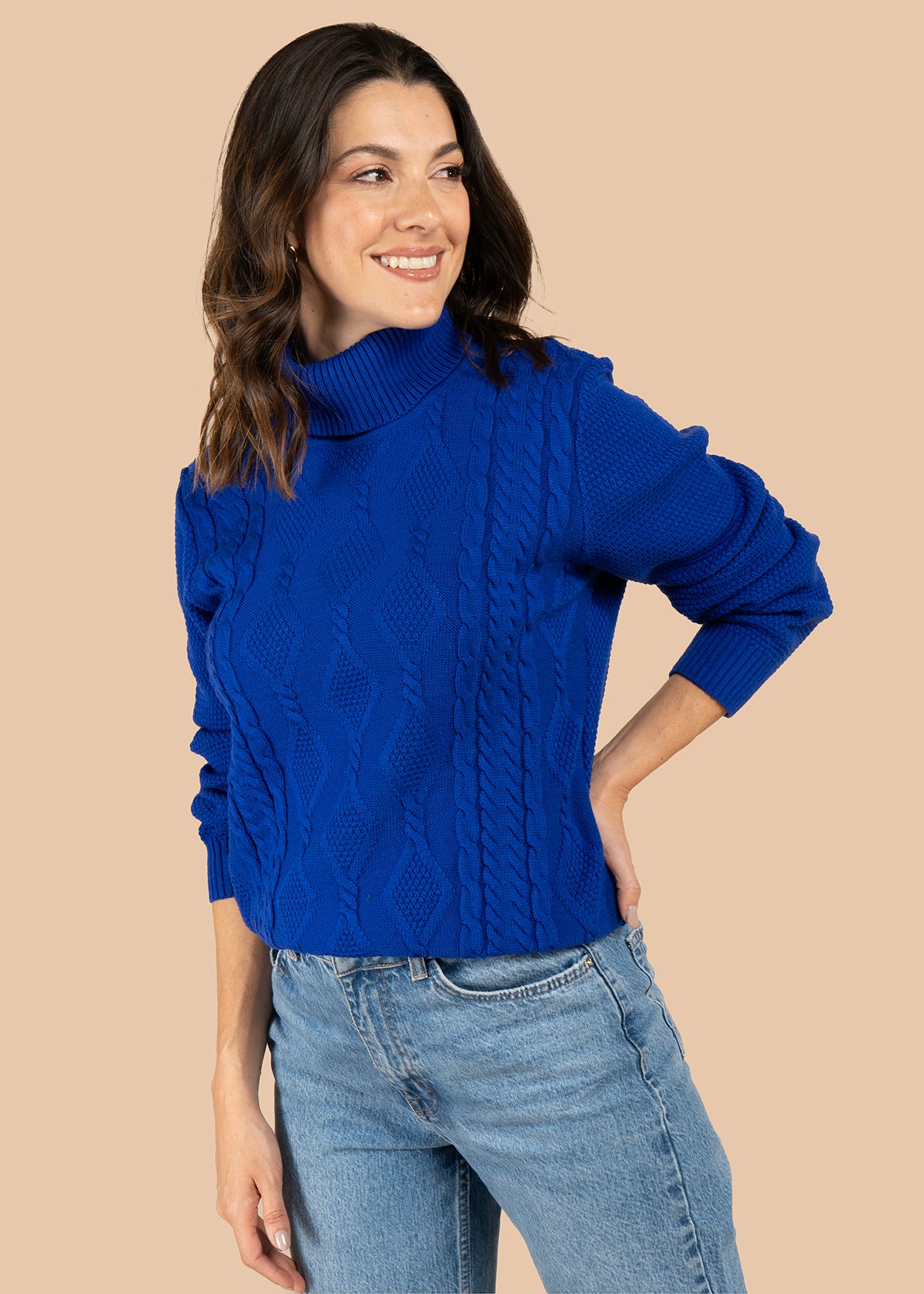 Buzo color beige con tejido trenzado y cuello alto 106074