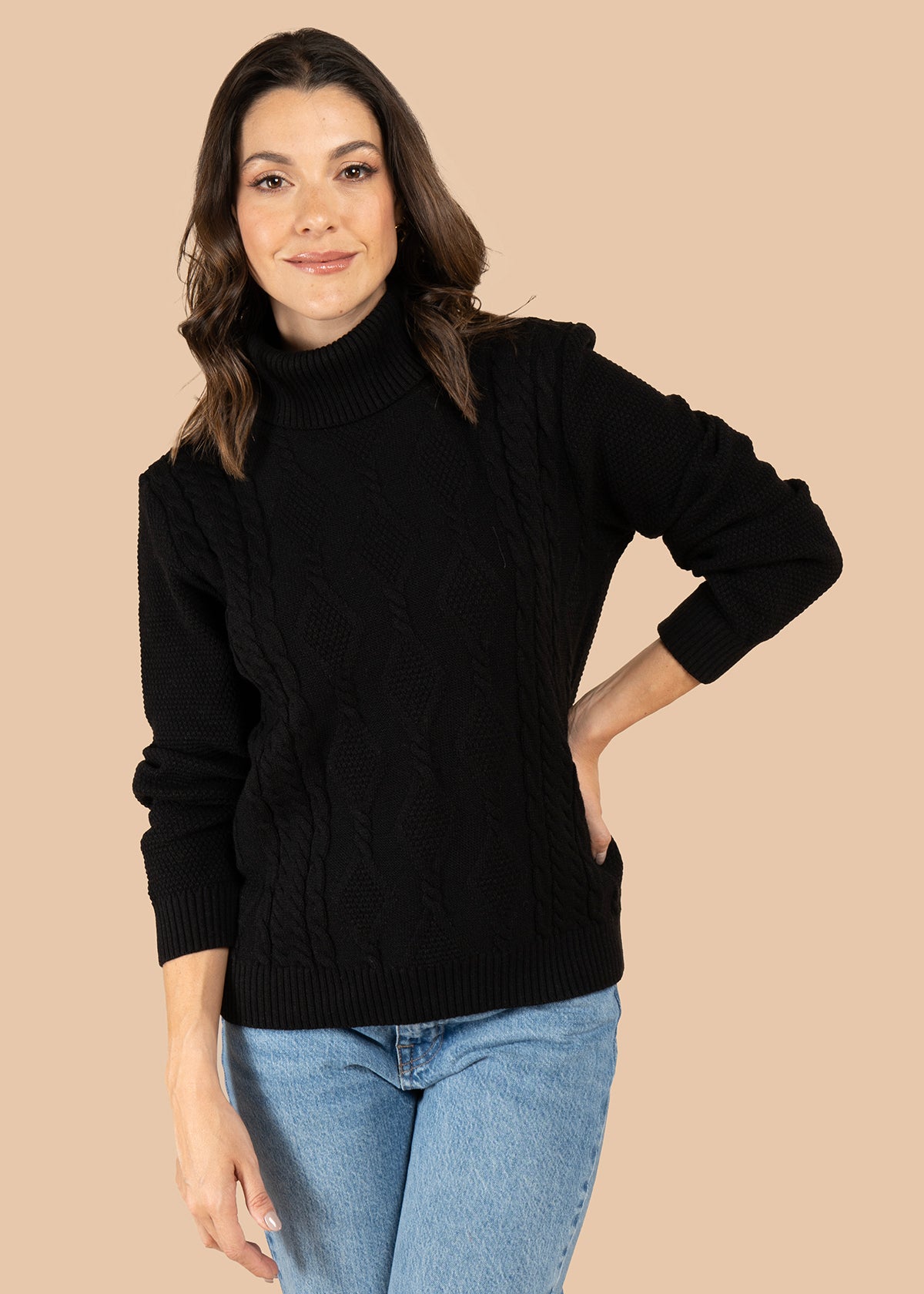 Buzo color negro con tejido trenzado y cuello alto 106074