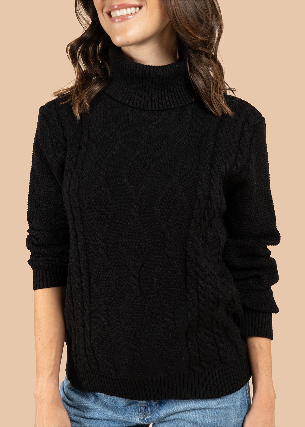 Buzo color negro con tejido trenzado y cuello alto 106074