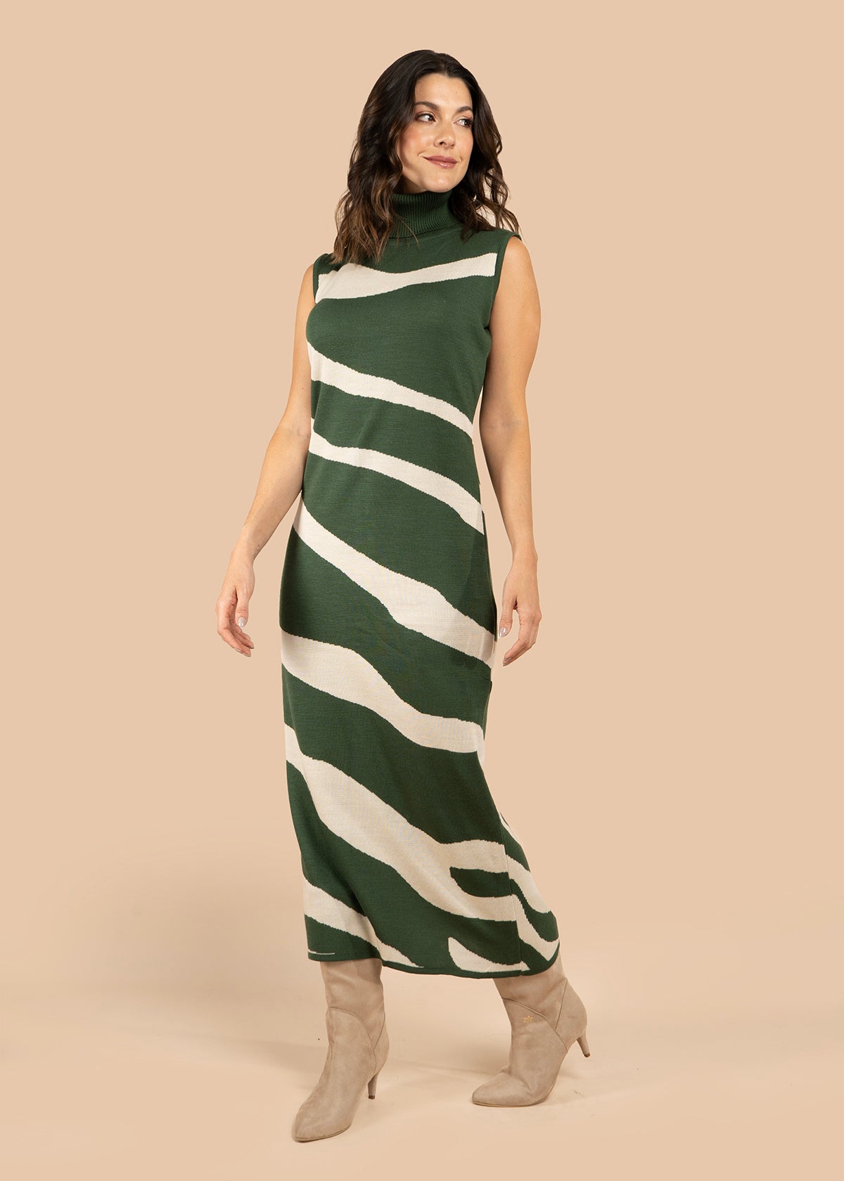 Vestido largo color verde con rayas onduladas 106076