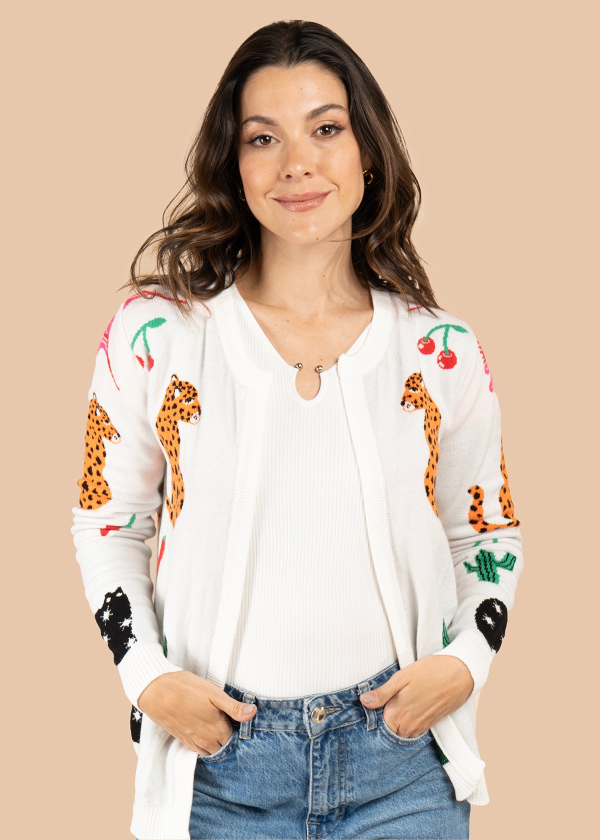 Saco color marfil con tejido de leopardos y elementos decorativos 106077