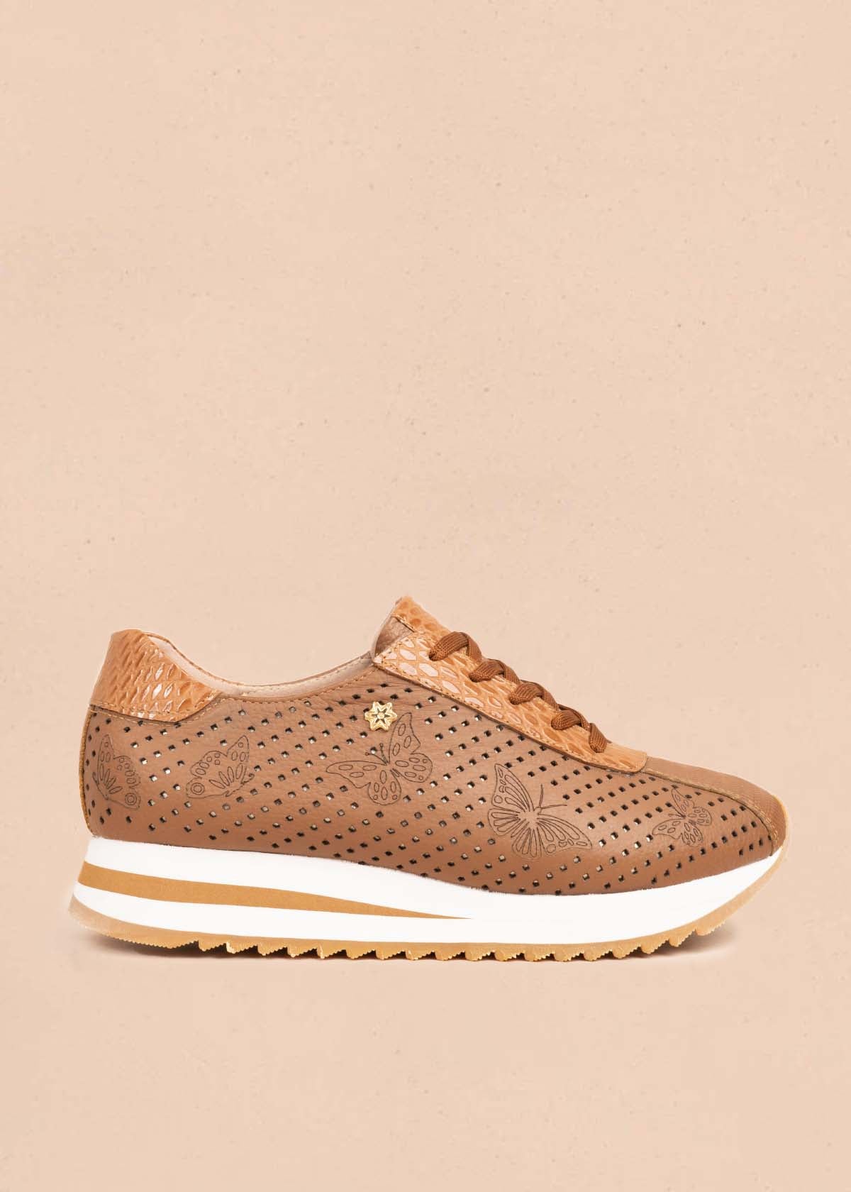 Deportivo en cuero color miel con perforaciones y grabado de mariposas 106079