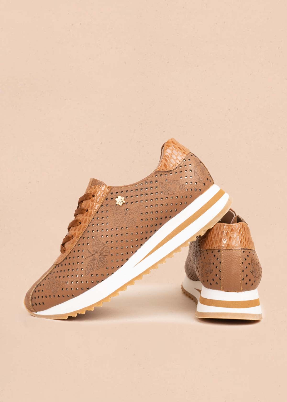Deportivo en cuero color miel con perforaciones y grabado de mariposas 106079