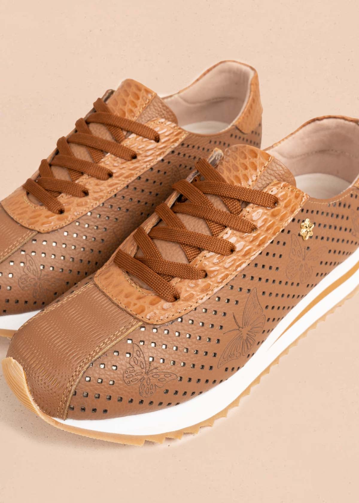 Deportivo en cuero color miel con perforaciones y grabado de mariposas 106079