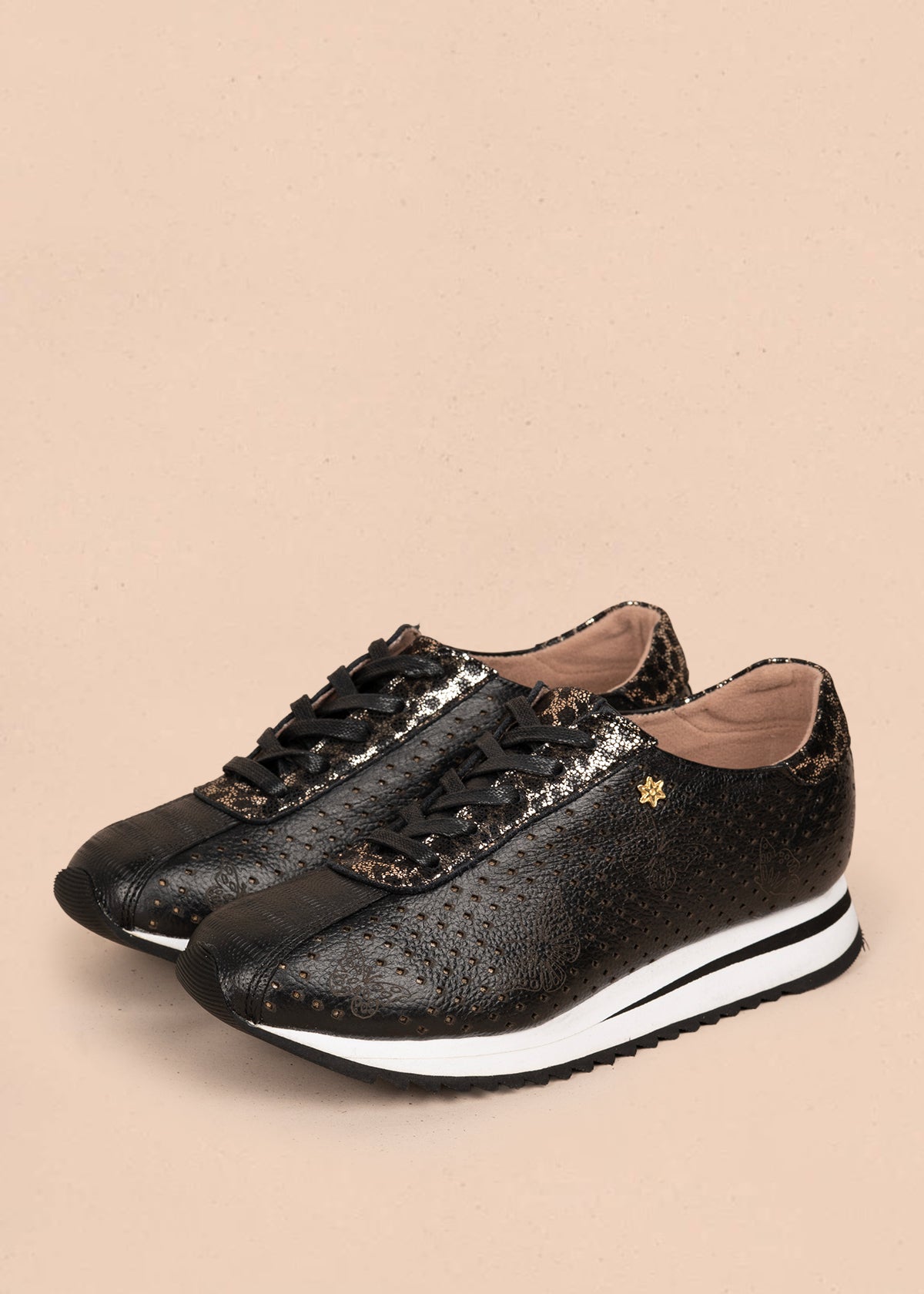 Tenis casuales en cuero color negro con perforaciones y grabado de mariposas 106079