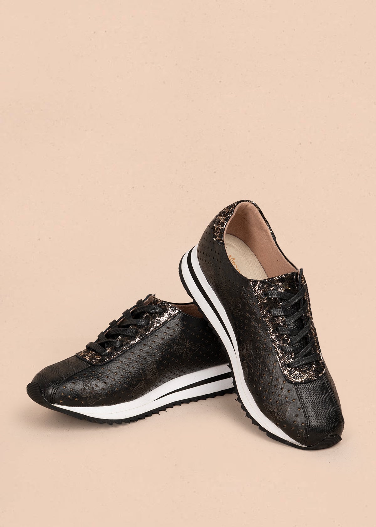 Tenis casuales en cuero color negro con perforaciones y grabado de mariposas 106079
