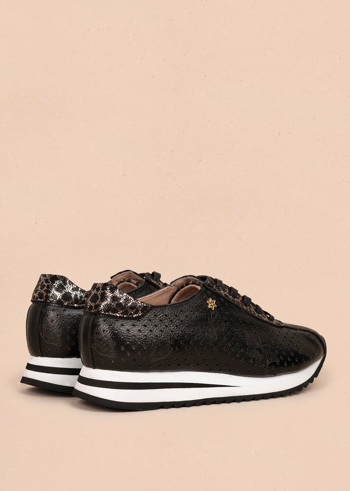 Tenis casuales en cuero color negro con perforaciones y grabado de mariposas 106079