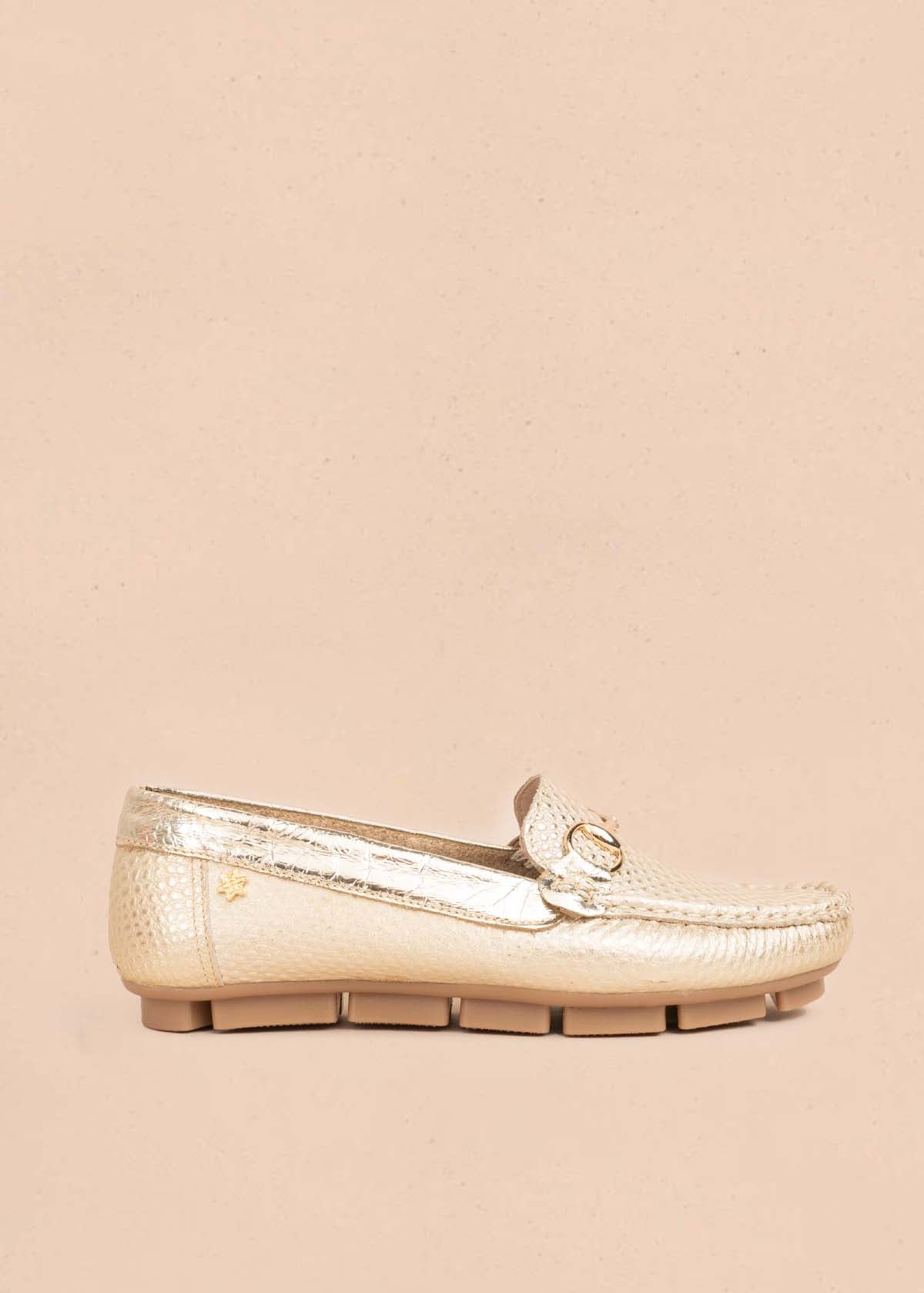 Mocasín en cuero color champaña con textura croco y hebilla 106080