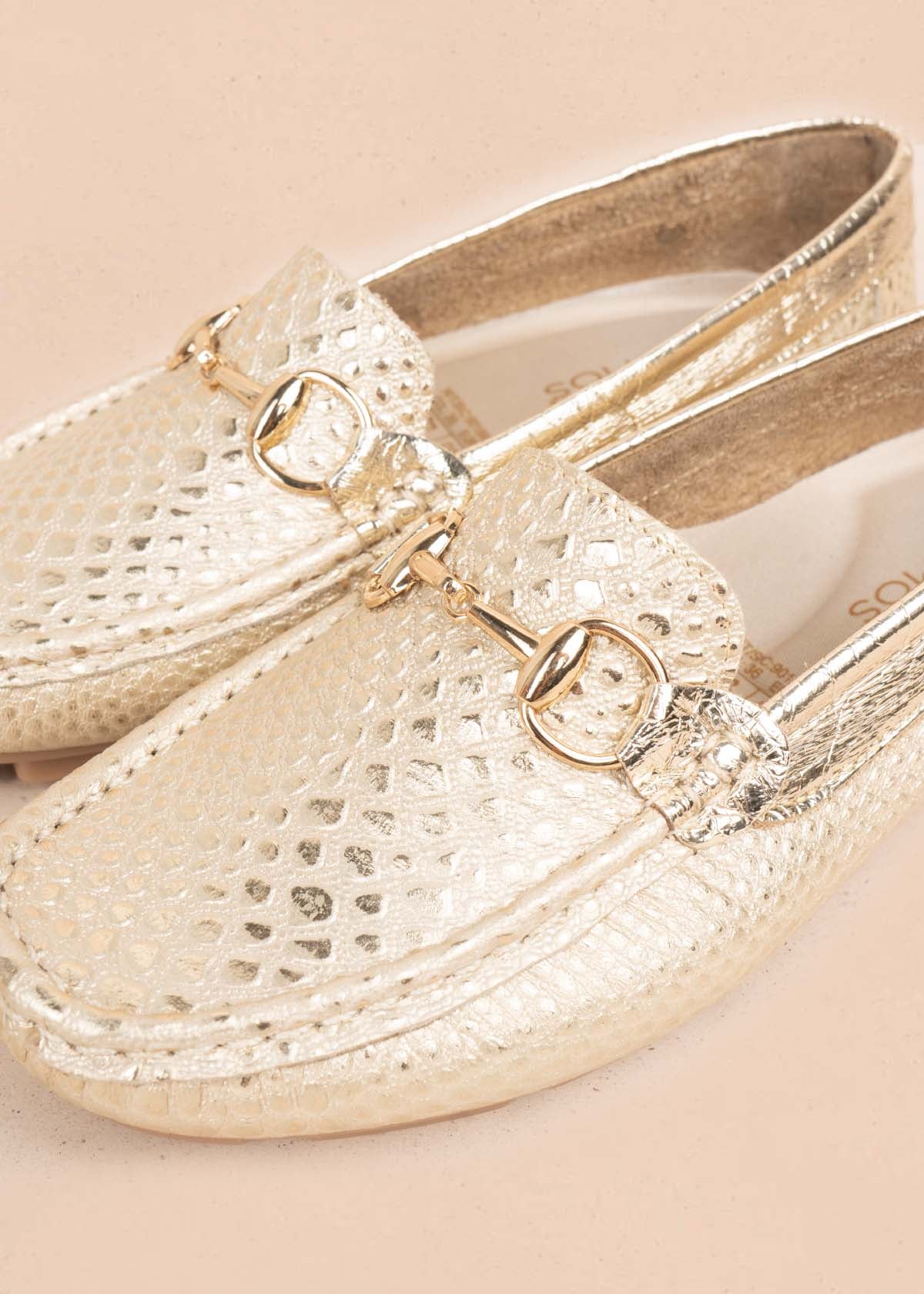 Mocasín en cuero color champaña con textura croco y hebilla 106080