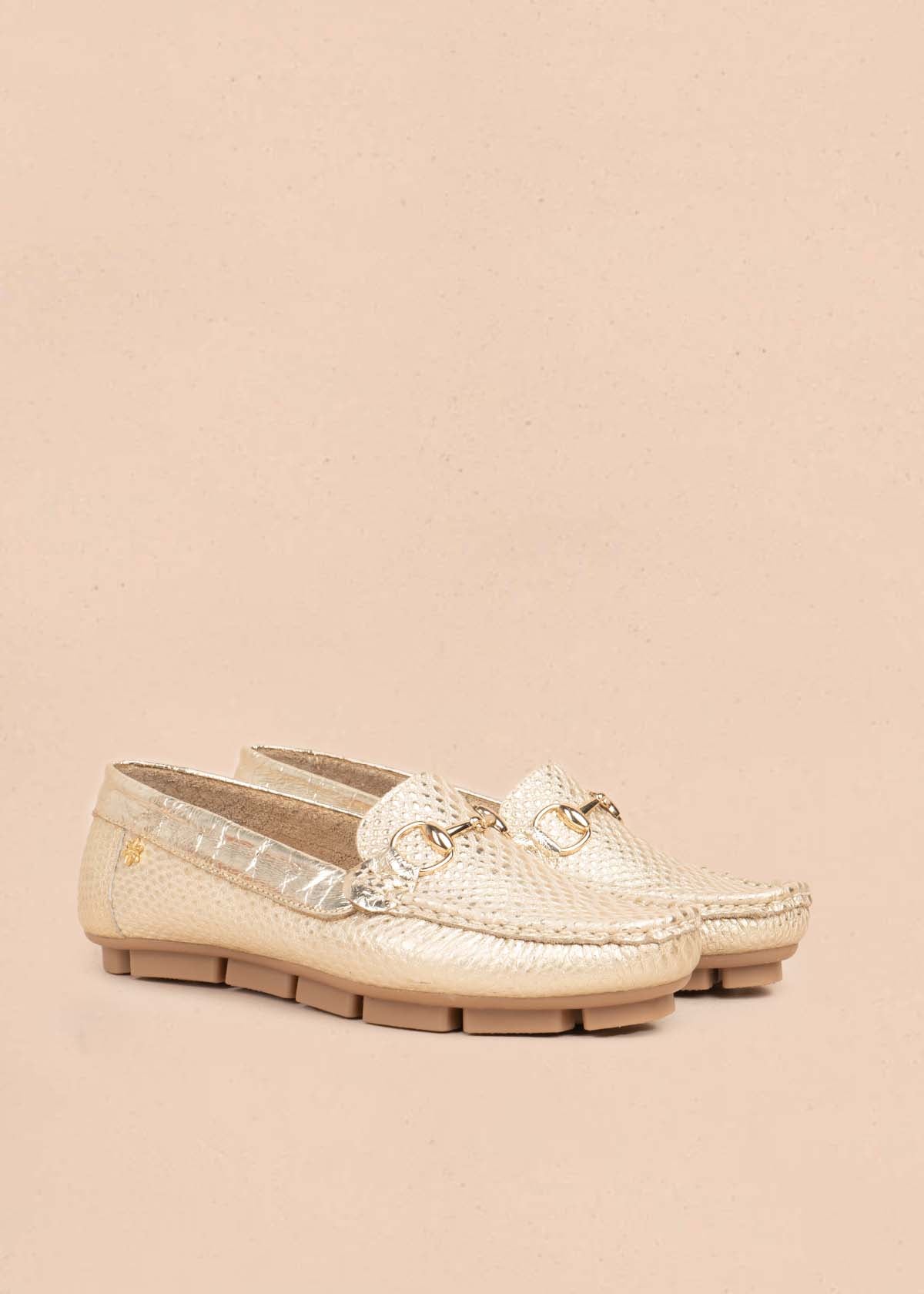 Mocasín en cuero color champaña con textura croco y hebilla 106080