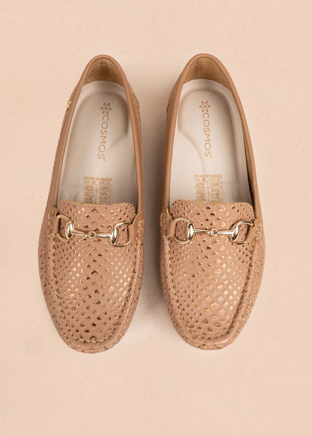 Mocasín en cuero color miel con textura croco y hebilla 106080