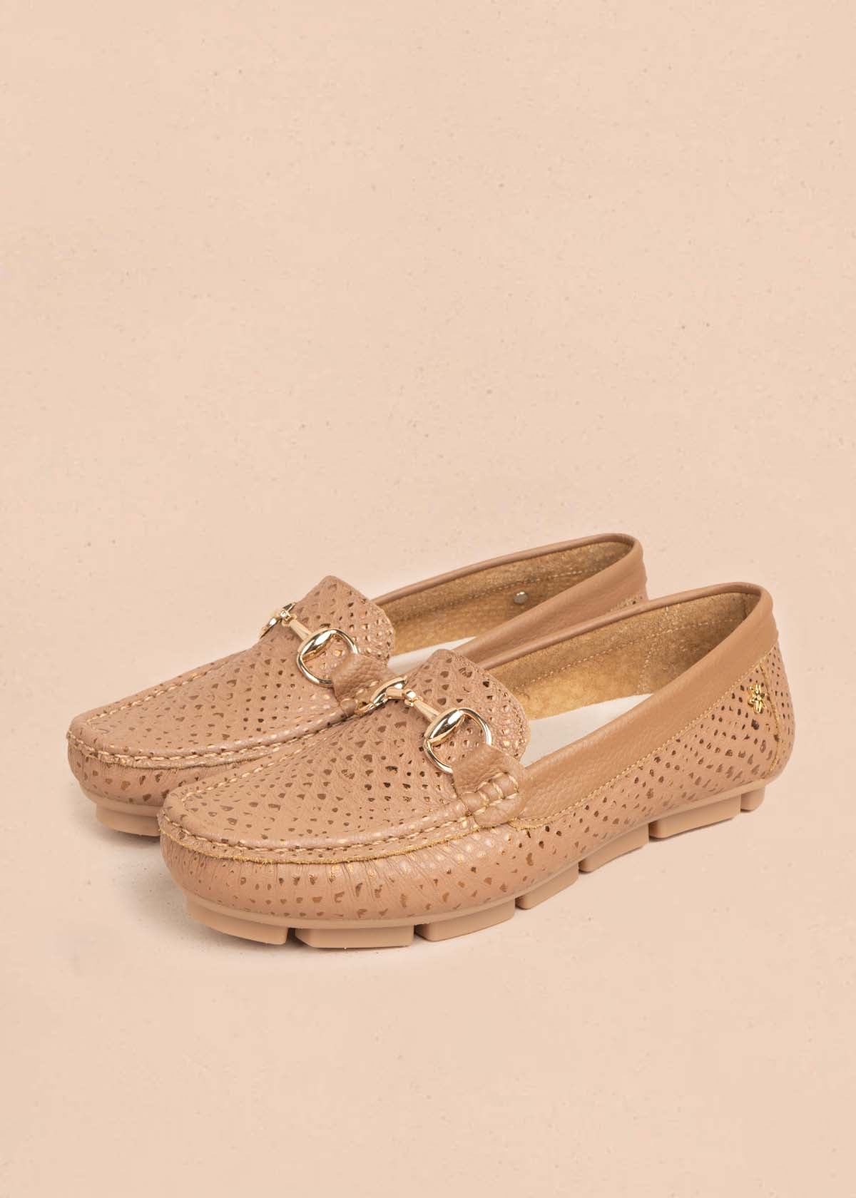 Mocasín en cuero color miel con textura croco y hebilla 106080