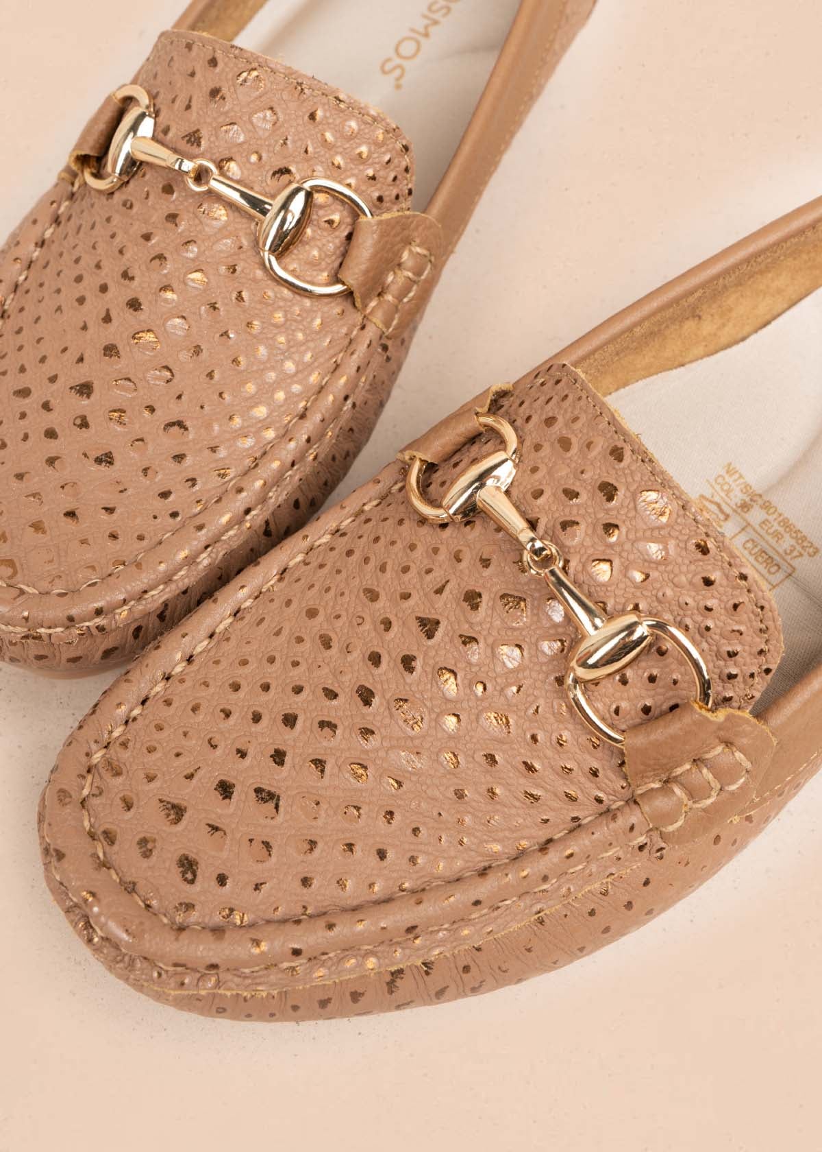 Mocasín en cuero color miel con textura croco y hebilla 106080