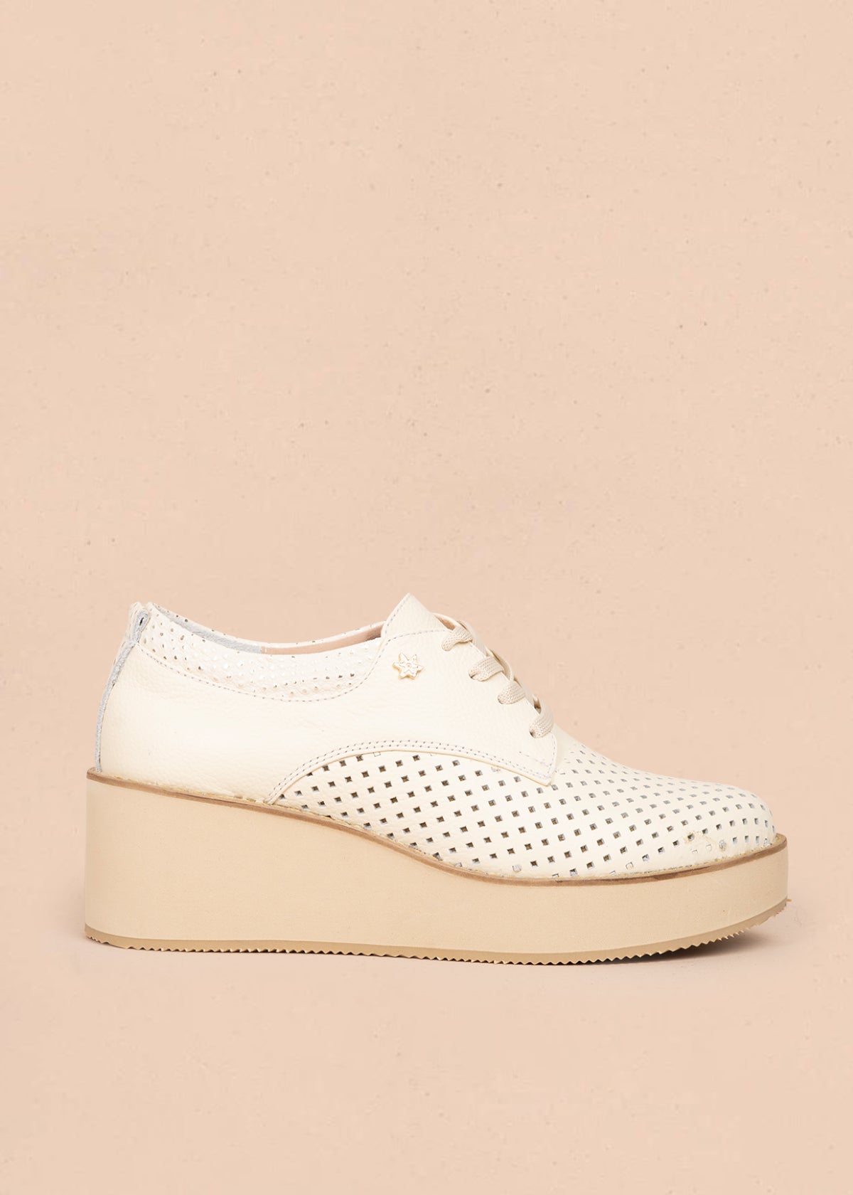 Zapatos con atadura en cuero color talco con perforaciones 106081