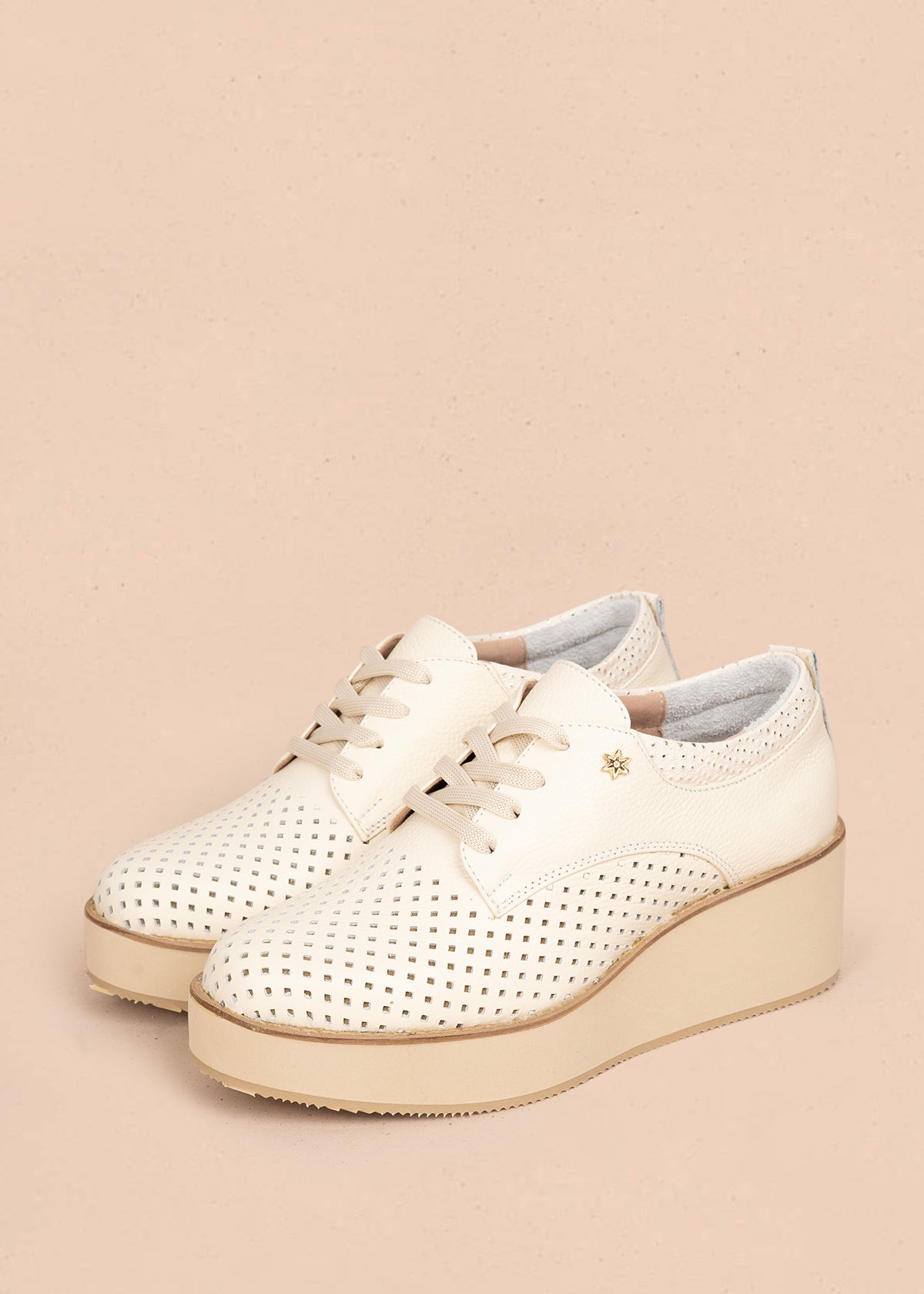 Zapatos con atadura en cuero color talco con perforaciones 106081