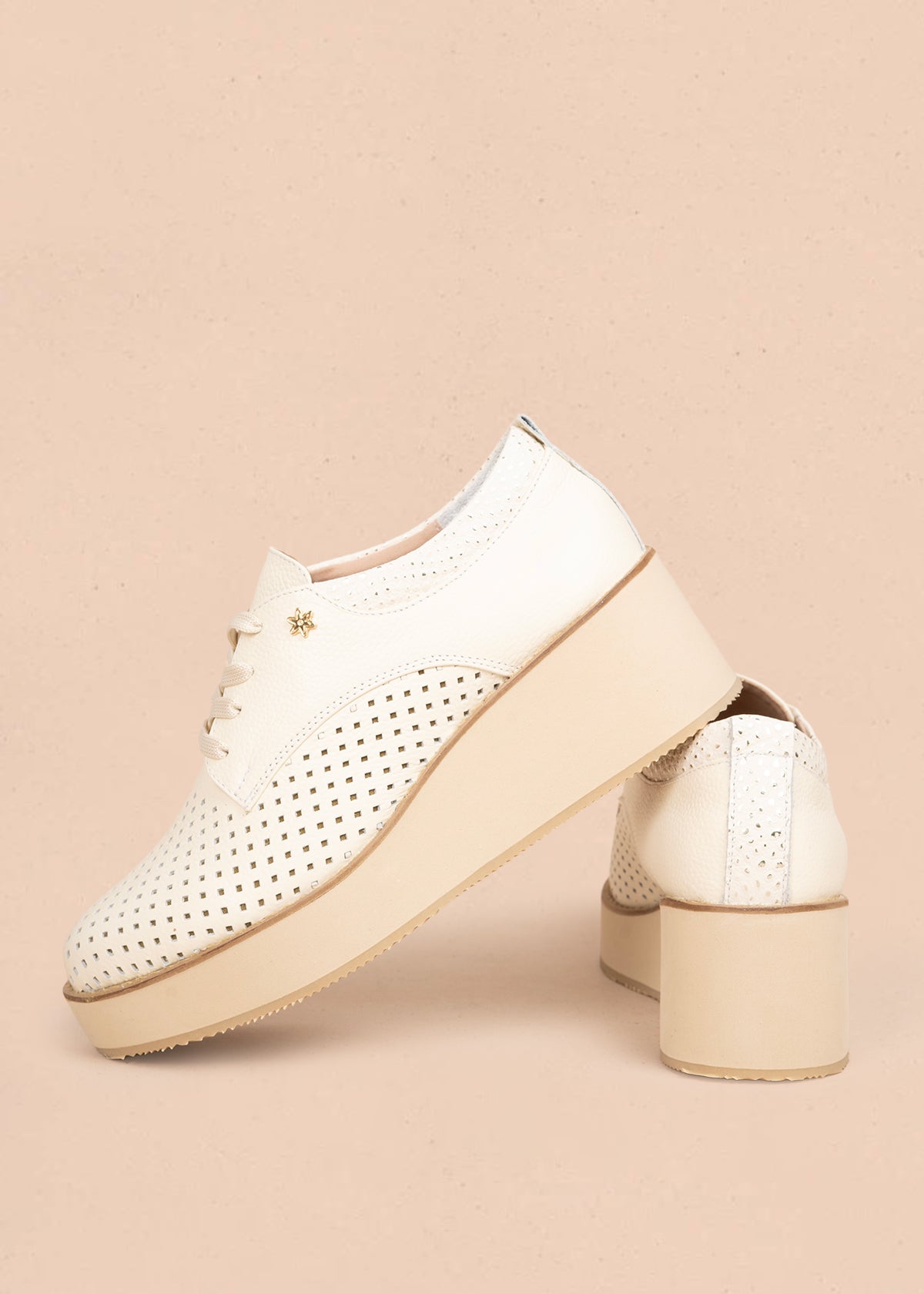Zapatos con atadura en cuero color talco con perforaciones 106081