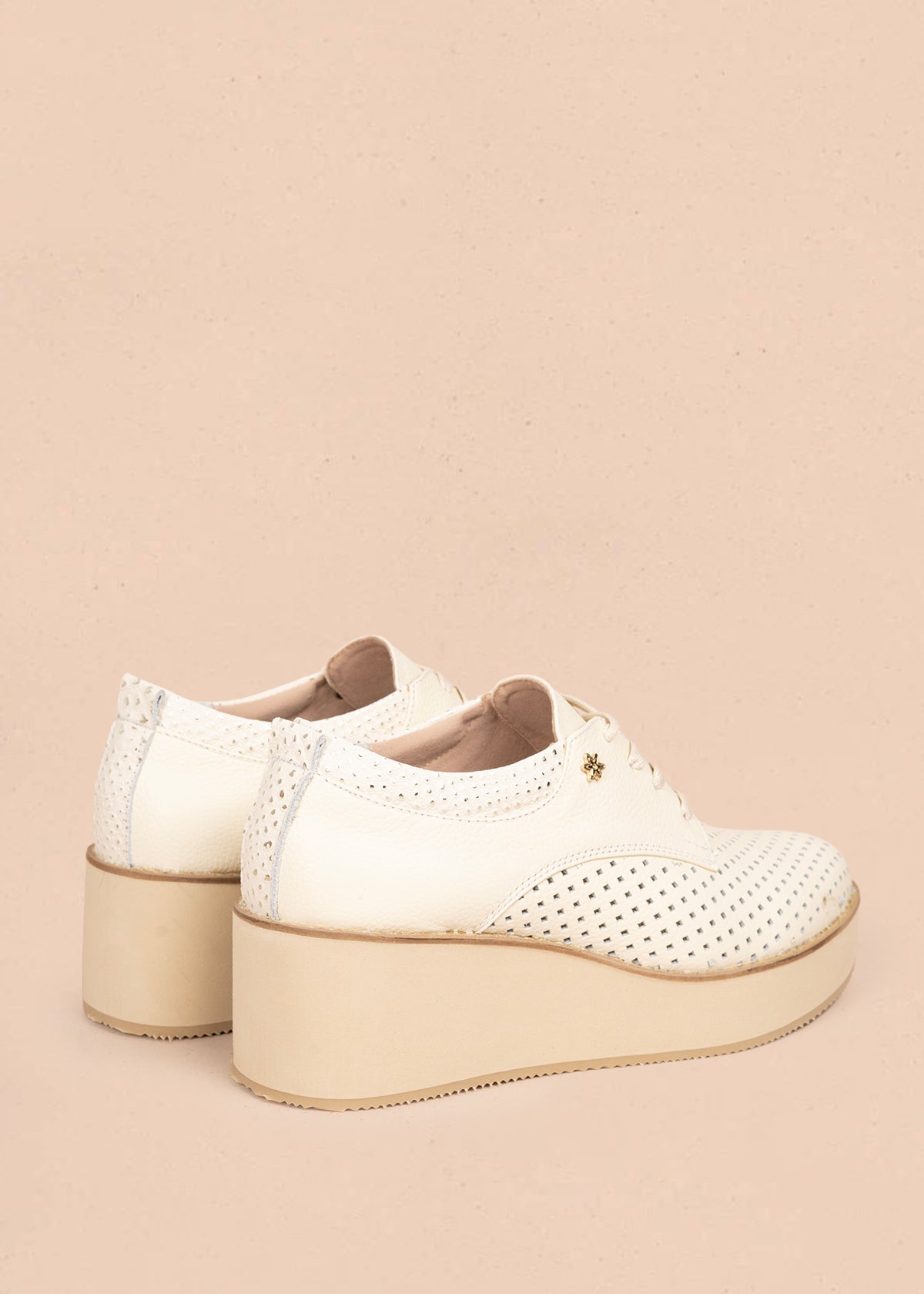 Zapatos con atadura en cuero color talco con perforaciones 106081