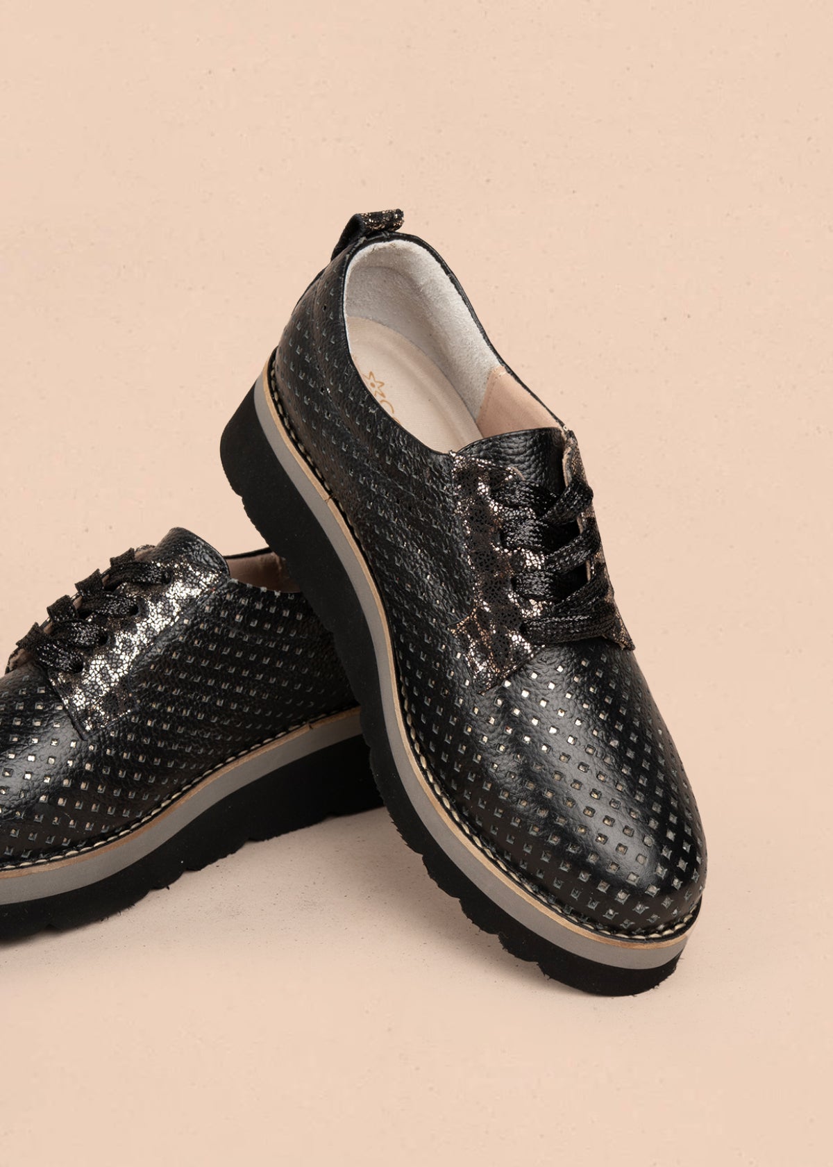 Atadura en cuero color negro con perforaciones y plataforma 106082